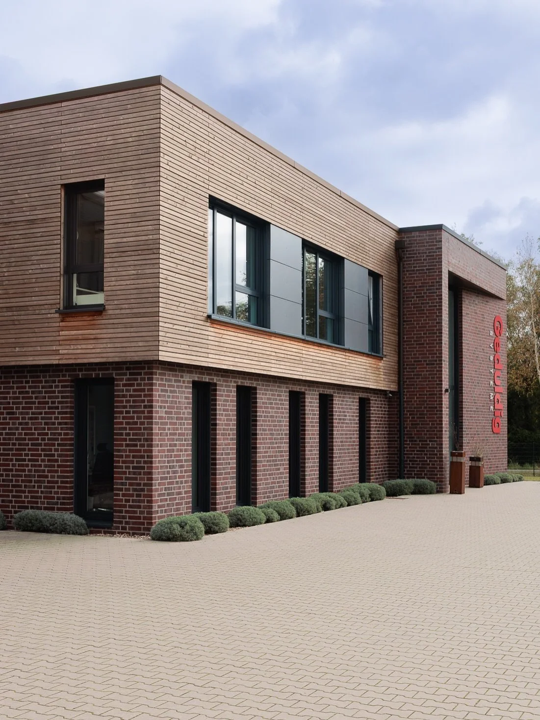 Projektvorstellung: Wenn Produktion und Verwaltung r&auml;umlich zusammenwachsen sollen.

Der Neubau f&uuml;r Geduldig Systeme in Lutten vereint Werkhalle und B&uuml;rogeb&auml;ude auf 1.124 m&sup2; Nutzfl&auml;che. Die anthrazitfarbene Halle bildet 