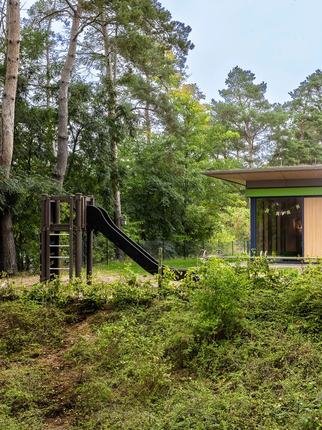 Projektvorstellung: Die KiTa St. Anna in Lohne - 1.300 m&sup2; durchdachte R&auml;ume f&uuml;r Kinder in nachhaltiger Holzrahmenbauweise.

Der erdgeschossige Neubau wurde 2022 fertiggestellt und setzt auf &ouml;kologisches Bauen mit Holz. Die Konstru