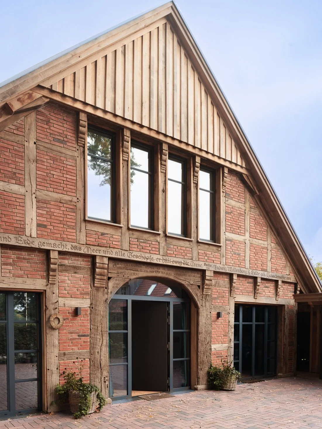 Projektvorstellung: Aus einem alten Pferdestall wird neuer Wohnraum &ndash; mitten in Vechta.

2024 wurde dieses historische Fachwerkgeb&auml;ude behutsam zum Wohnhaus umgebaut. Statt Abriss haben wir auf Erhalt gesetzt: Die originale Bausubstanz mit