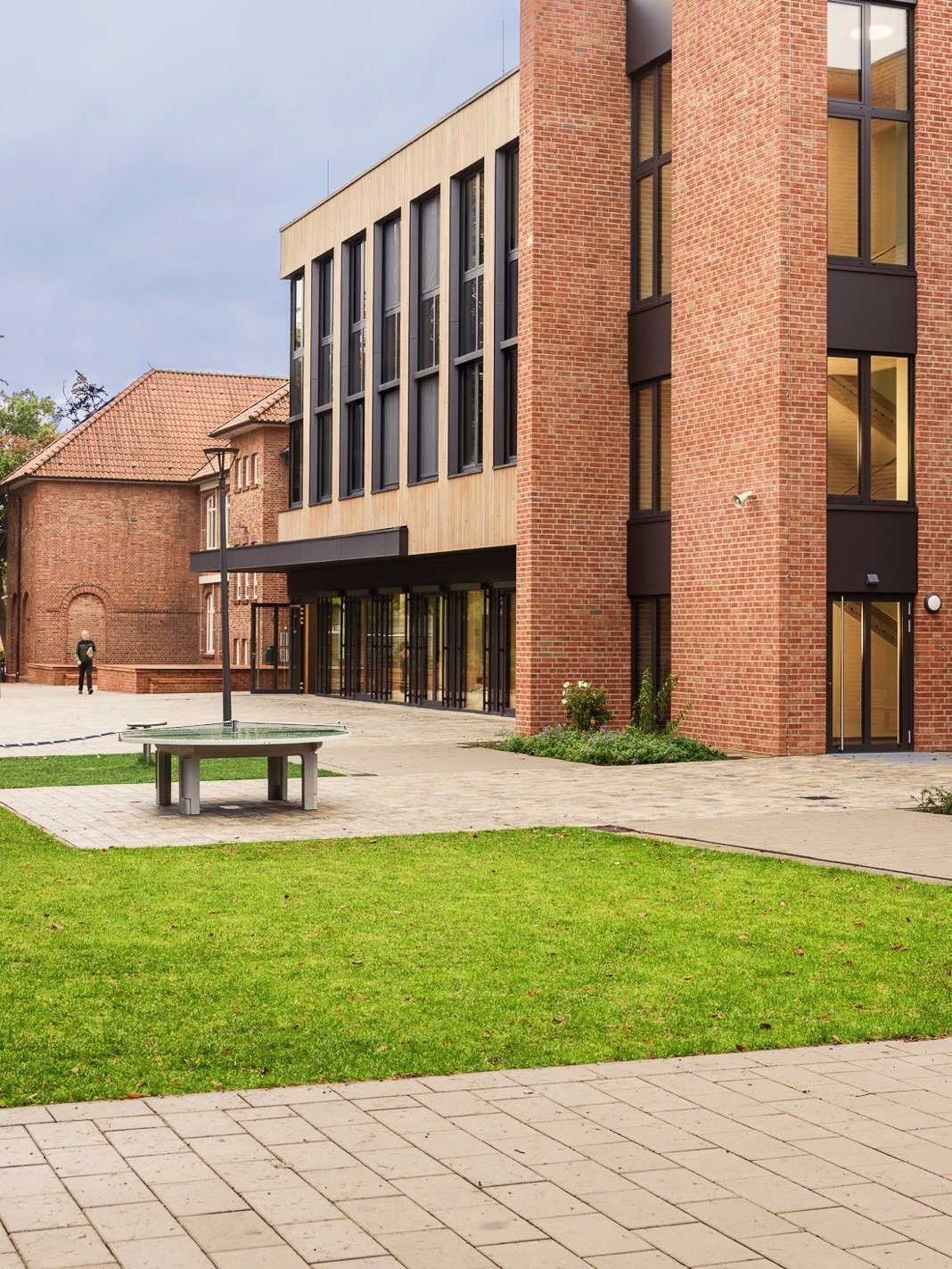 Wenn Alt auf Neu trifft - und der Bestand die Hauptrolle spielt.

Die Marienschule in Oythe, Vechta, wurde von 2023 bis Sommer 2025 saniert und um einen modernen Anbau erweitert. Der &uuml;ber 100 Jahre alte Klinkerbau bleibt das pr&auml;gende Geb&au