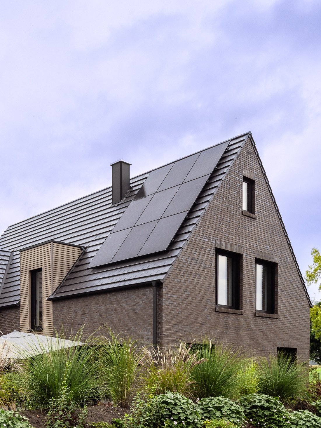 Projektvorstellung: Tradition trifft Zeitgeist - dieses Einfamilienhaus in Vechta verbindet regionale Identit&auml;t mit zeitgem&auml;&szlig;er Formsprache.

Das 2025 fertiggestellte Einfamilienhaus setzt auf ortstypischen Klinker als Hauptmaterial, 