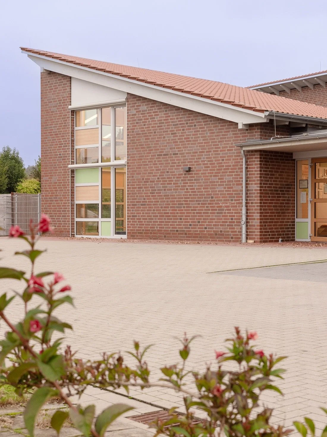 Projektvorstellung: KiTa Emsstra&szlig;e

Eine Kindertagesst&auml;tte in Cloppenburg mit einem zentralen Lichthof als Herzst&uuml;ck. Statt klassischer Flure dient der lichtdurchflutete Raum mit Glasdach als Verteiler, von dem die Gruppenr&auml;ume i