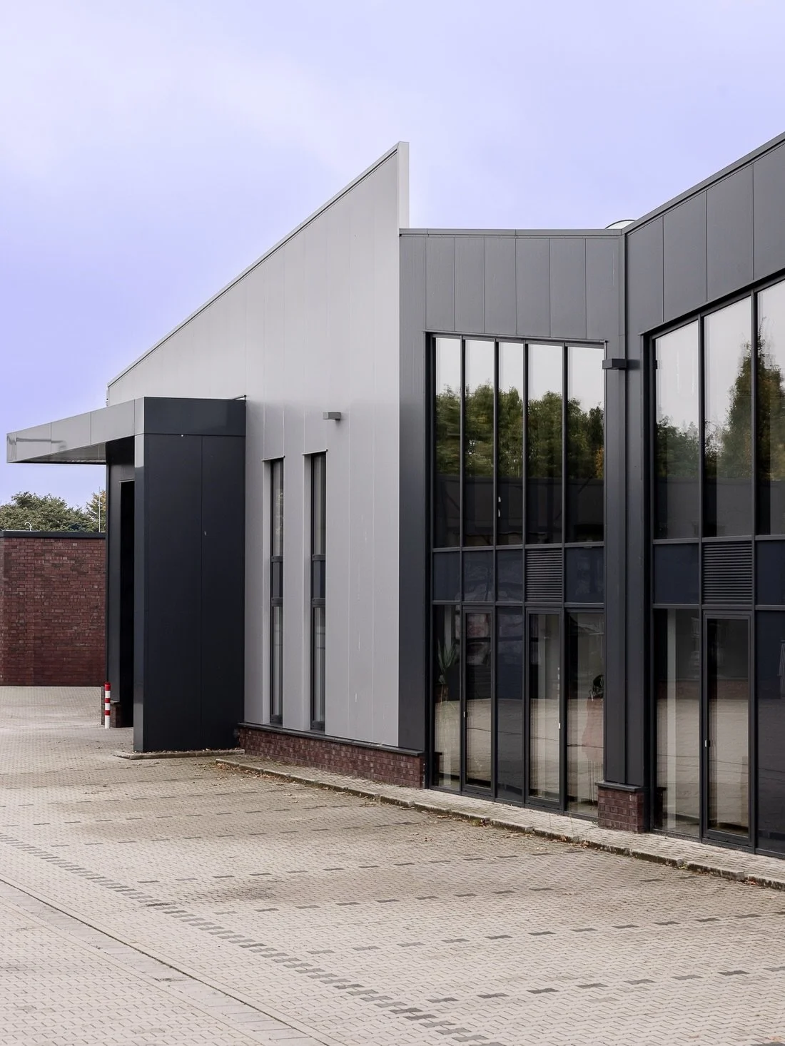 Projektvorstellung: Nach vollst&auml;ndigem Abbrand von 7.500 m&sup2; Industriefl&auml;che auf dem ehemaligen Gel&auml;nde der Weser-Feinkost im Jahr 2021 stand eine gro&szlig;e Herausforderung bevor &ndash; die dort ans&auml;ssigen Firmen brauchten 