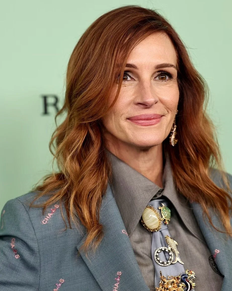 #casualfriday by the one and only Julia Roberts bringing a new jewellery &lsquo;port&eacute;&rsquo; to life. Get a tie, load it with cool brooches, now you&rsquo;re good to go. Such a cool vibe to it. Here she is wearing brooches from Raven fine jewe