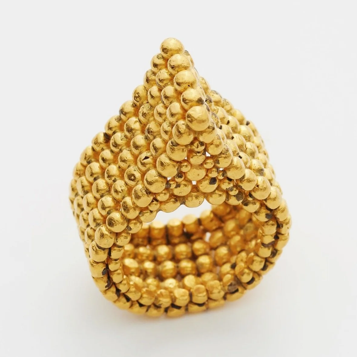 Got weirdly obsessed with this gold ring by Falko Marx. Not your typical luxury high jewellery thing. But really nicely inspired and made. Can you spot the inspiration? Coming up for sale at @lempertz_1845_art #jewellery #jewelry #jewels #ring #gold 