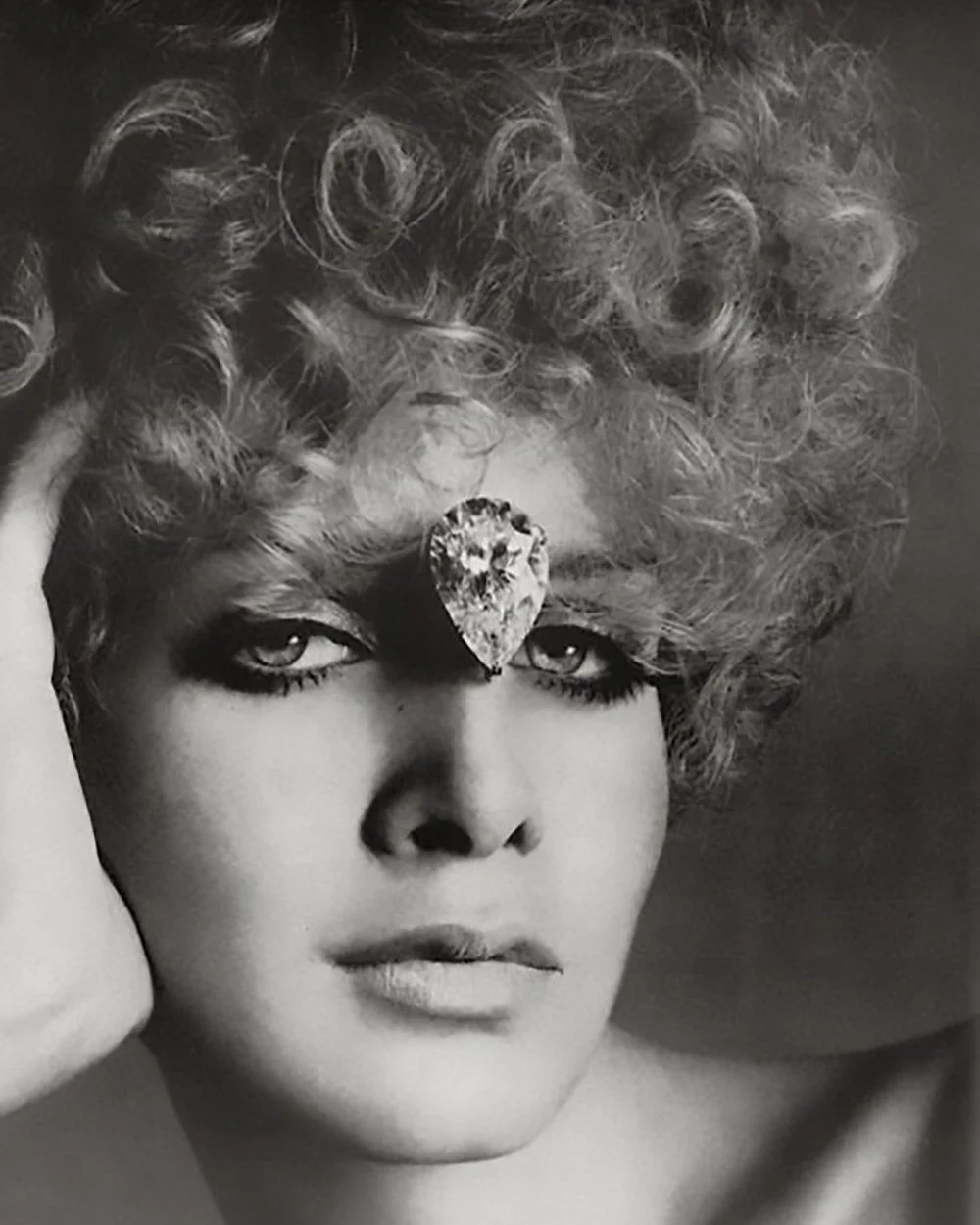 Been away for a while, did I miss anything as extra as Twiggy casually wearing a 69ct diamond on her forehead? No? That's too bad. I wished there was something as cool that. Would make for a nice breather in these day and age.. #casualfriday #diamdon
