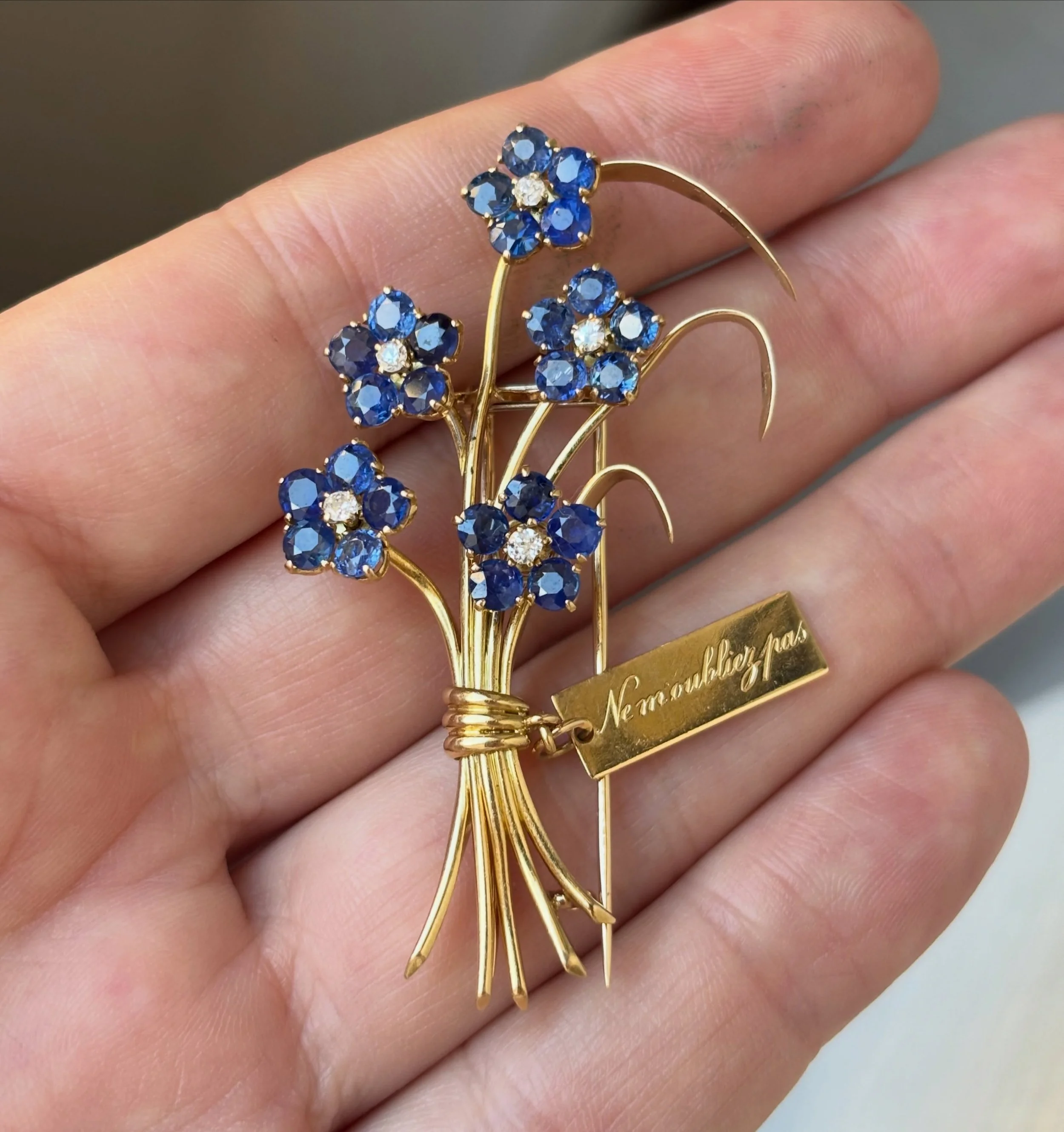 8th of May.. &lsquo;Ne m&rsquo;oubliez pas&rsquo;&hellip; Lest we forget&hellip; &lsquo;Forget-me-not&rsquo; flower bouquet brooch by Van Cleef &amp; Arpels #brooch #vancleefarpels #patriotic #forgetmenot