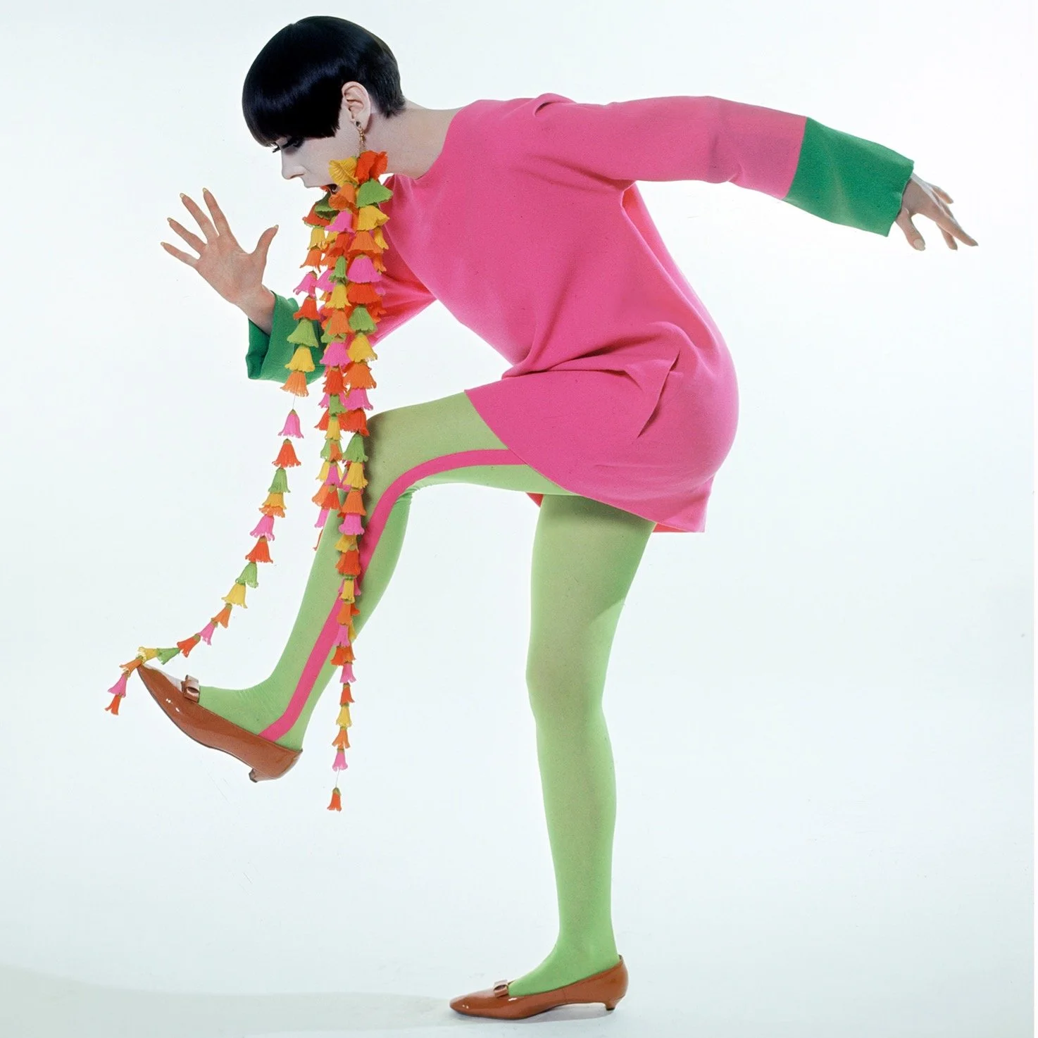 #casuelafriday by Peggy Moffitt in 1967 asking 'Are my earrings long enough?'. Don't know, they seem kind of fine to me, no? Can the 1960s make a strong come back please? Asking for pop colors, space age design, short hair and dresses and super long 
