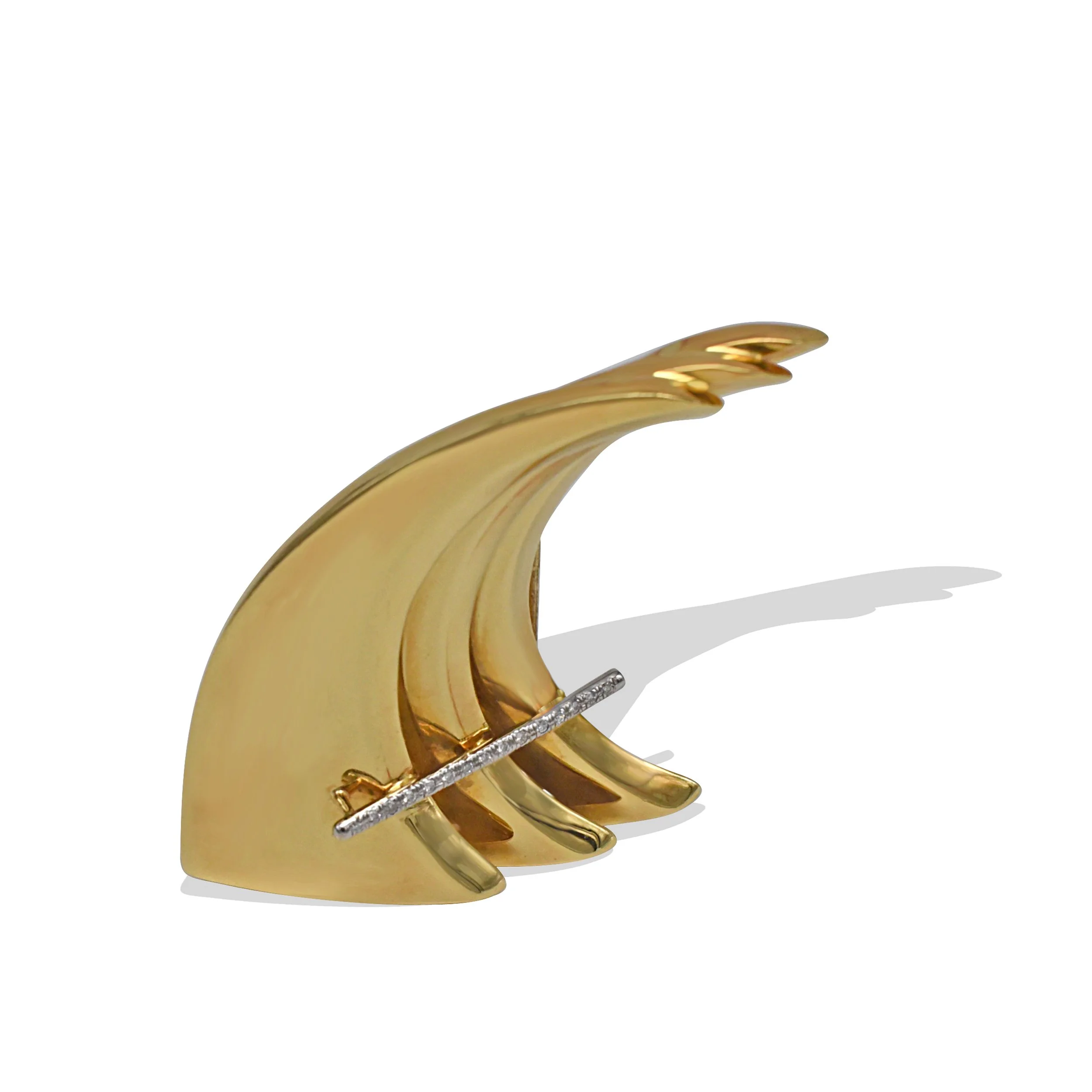 Gold 'wave' brooch