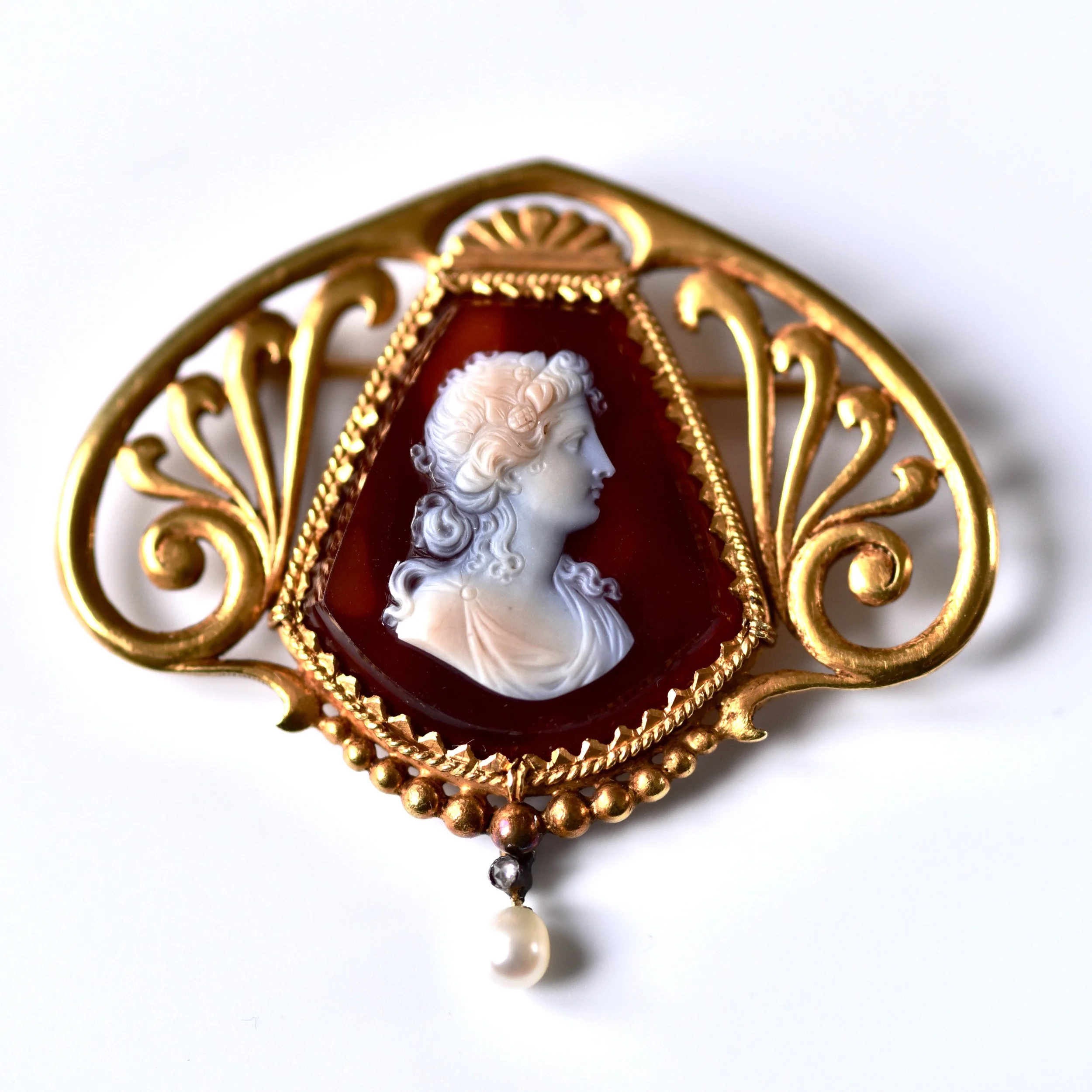 Cameo, gold and pearl brooch
