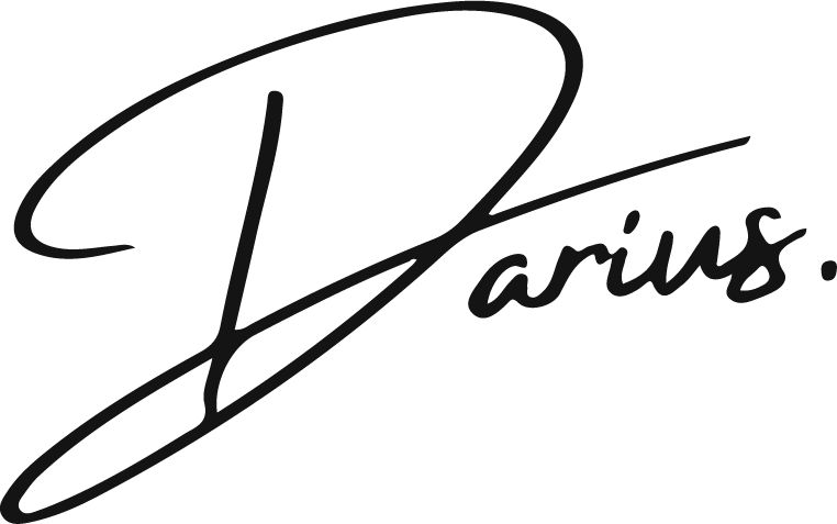 Une signature stylisée avec le mot 'Darius' écrit en cursive.