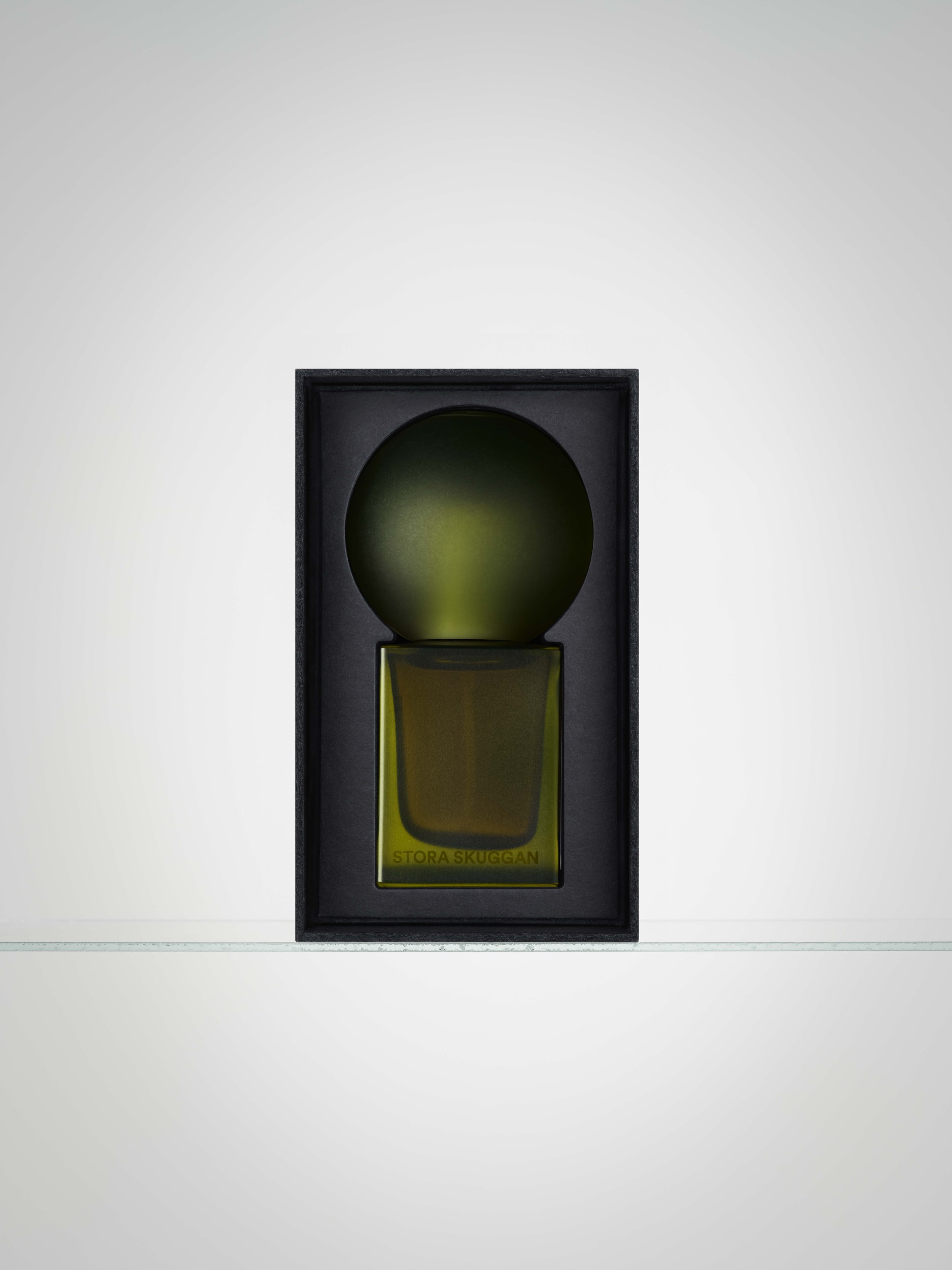 Stora Skuggan_Box_keyhole_no bottle-WITHBOTTLE_PINE_v2.jpg