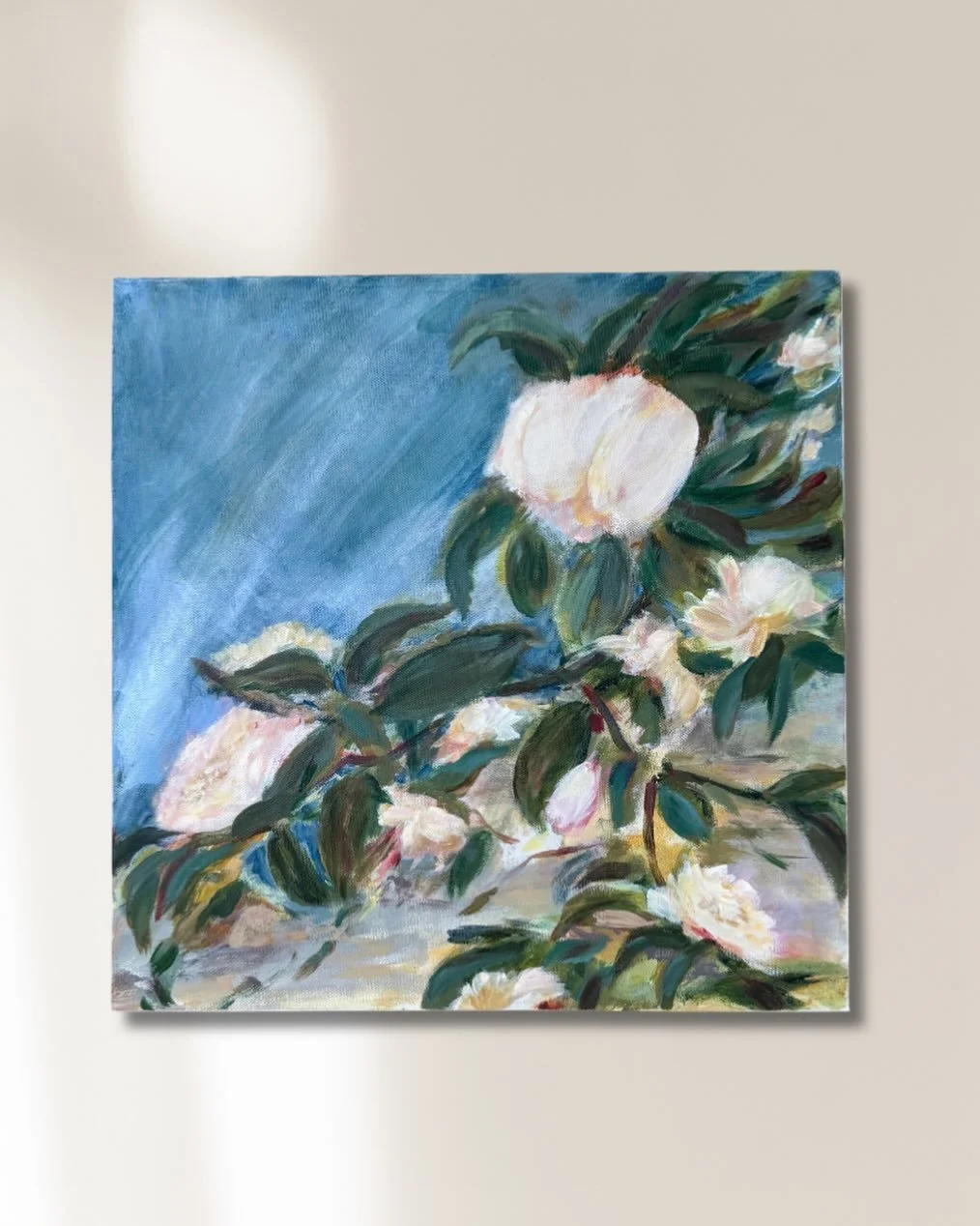 Camellias after the rain, tumbling and a little wild.

#floralpaintings #botanicalart #southernart #gardeninspiration #atlantaart