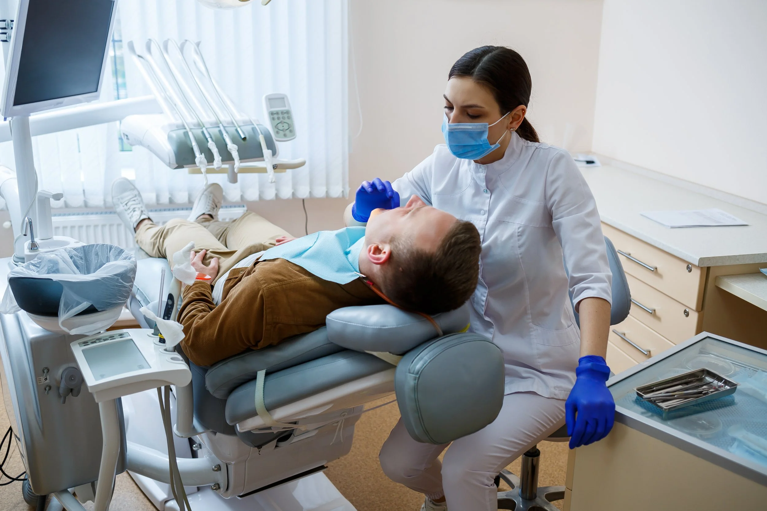 Wondering if veneers stain? Discover the real differences between porcelain and composite, plus simple habits to protect your smile long term.