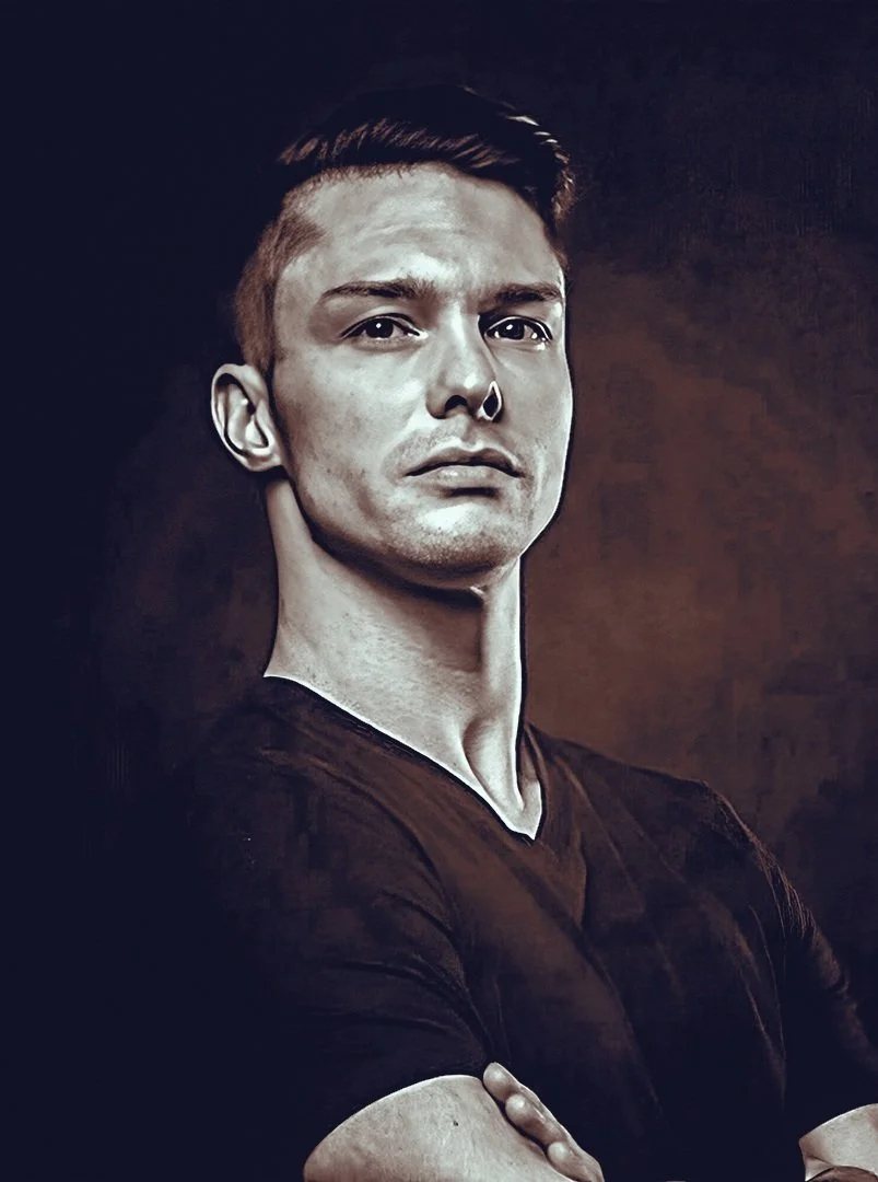 Porträt eines jungen Mannes mit kurzen dunklen Haaren, ernstem Gesichtsausdruck und schwarzen T-Shirt vor dunklem Hintergrund.