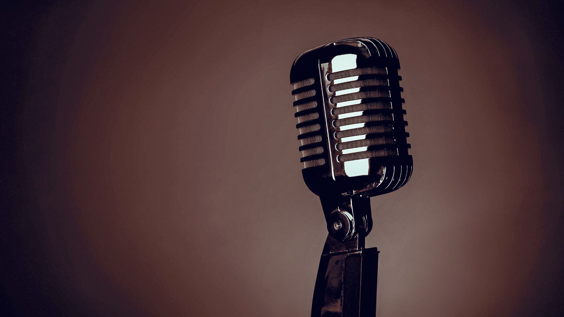 Ein historisches Mikrofongerät auf einem dunklen Hintergrund.