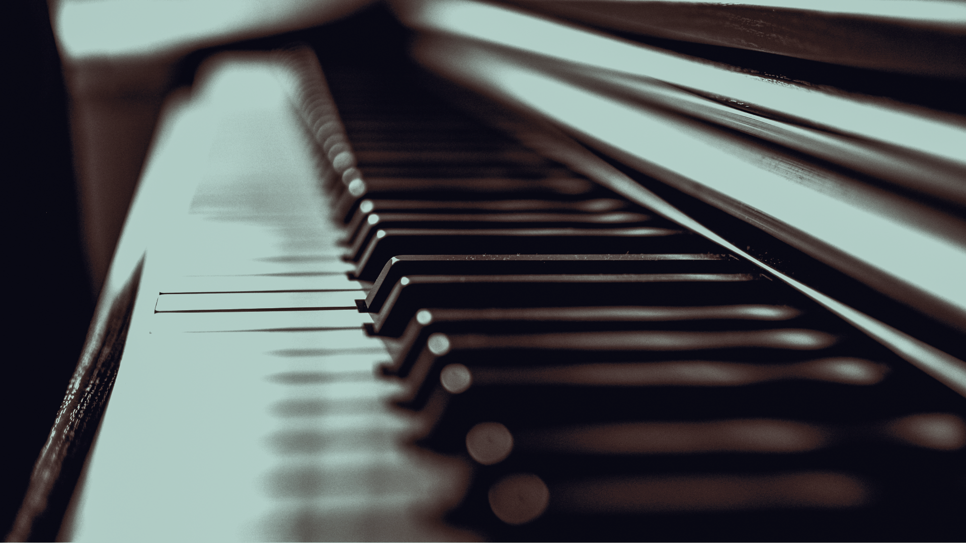 Nahaufnahme eines Klaviers mit schwarzen und weißen Tasten, Blick von der Seite