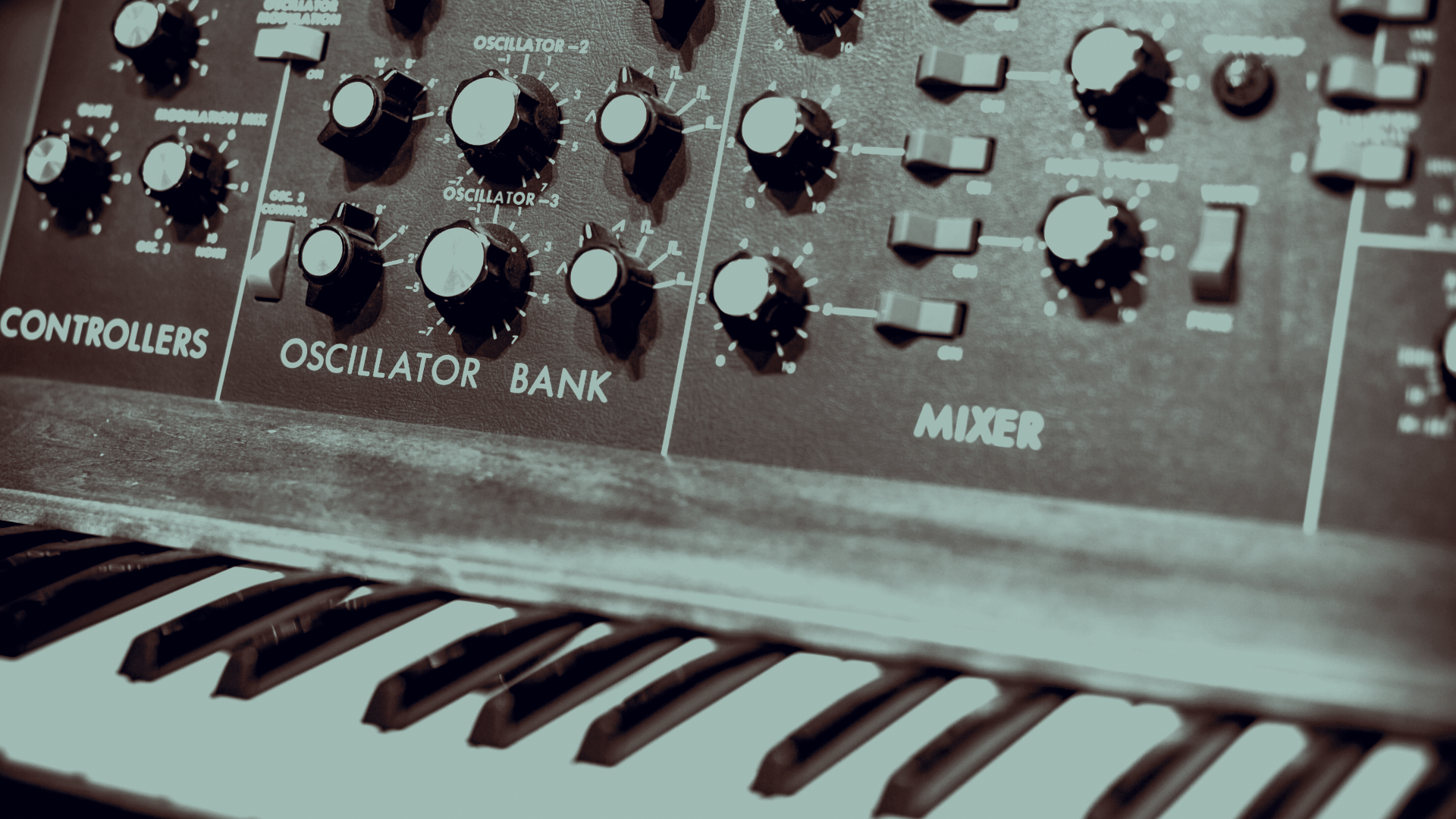 Musikgerät mit Kontrollen, Regler und Tasten, vermutlich ein Synthesizer oder ein Mixer.