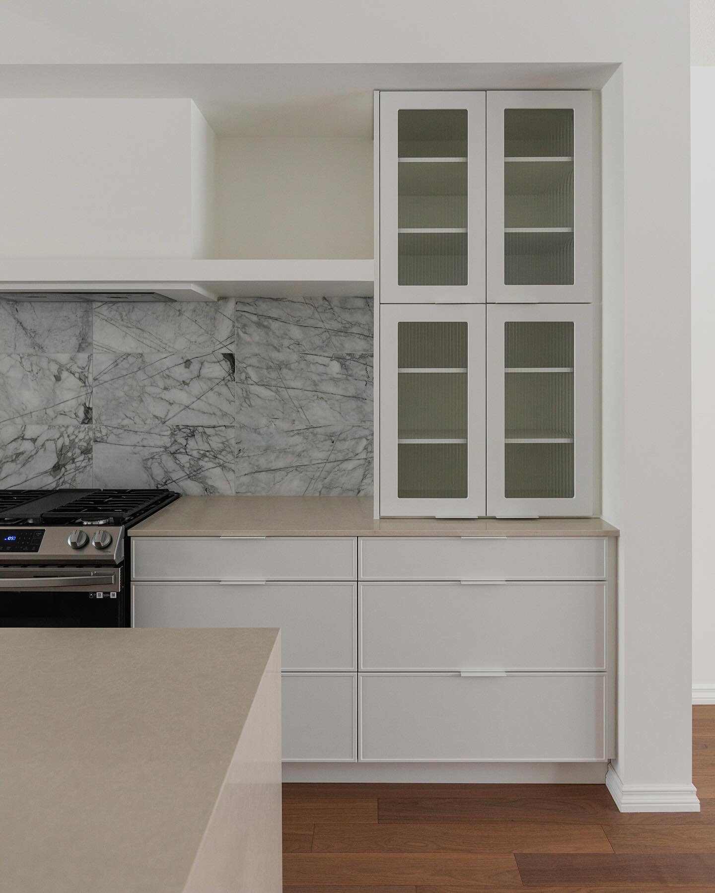 Sunday reset.

Featuring the beautiful Alpha Kitchen where walnut woods and crisp linen whites merge.

#interiordesign #yegdesign #kitchendesign #yeginfills #edmontoninteriordesign