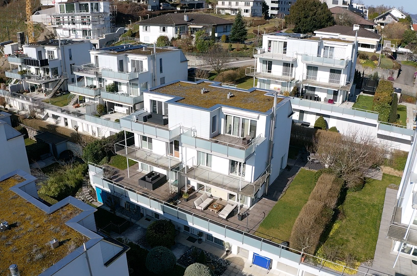 Modernes Doppeleinfamilienhaus mit Weitsicht und Garten