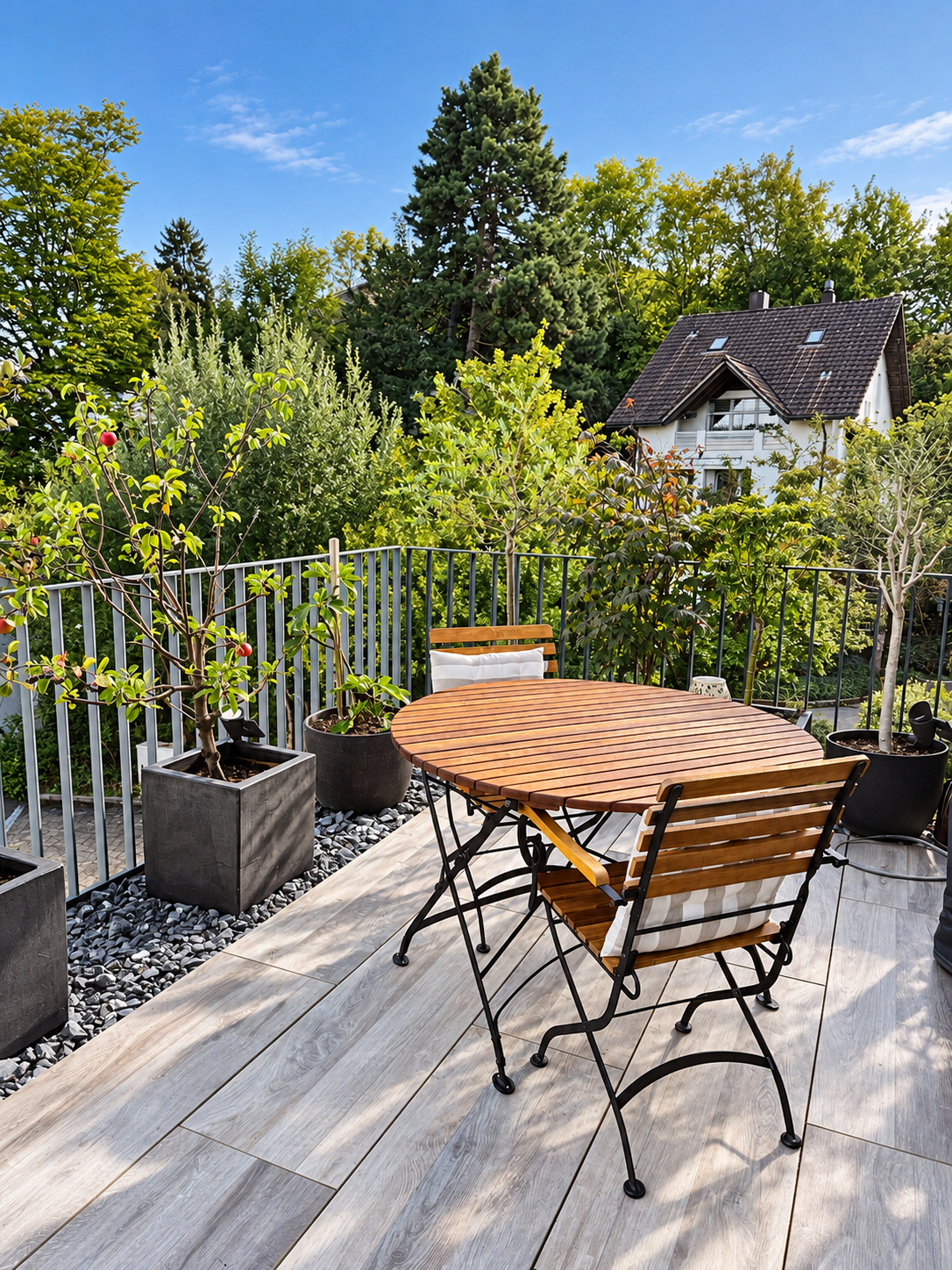 Sonnige Terrasse mit Gartenblick.png