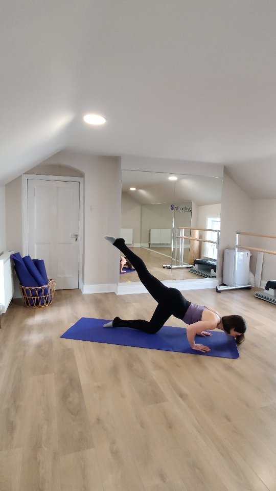 When your top matches the mat you have to film 😂💜 very on brand colours for @allactivepilatesandphysio
Four point kneeling sequence from classes this week, everyone loved the press-ups 🤭😅
▪️Donkey kick
▪️Extend leg
▪️Open out to the side, then