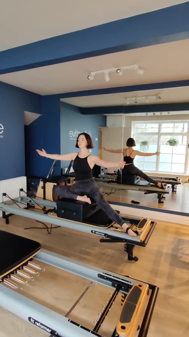 It's Pilates Day!! 🎉✨🎉✨
Here's one of my favourites on the Reformer, the Mermaid 🧜🏻‍♀️ Beautiful series for a side stretch and some obliques 👌🏻
#pilates #pilatesinstructor #pilatesday #pilatesday2025 #internationalpilatesday #movementisme