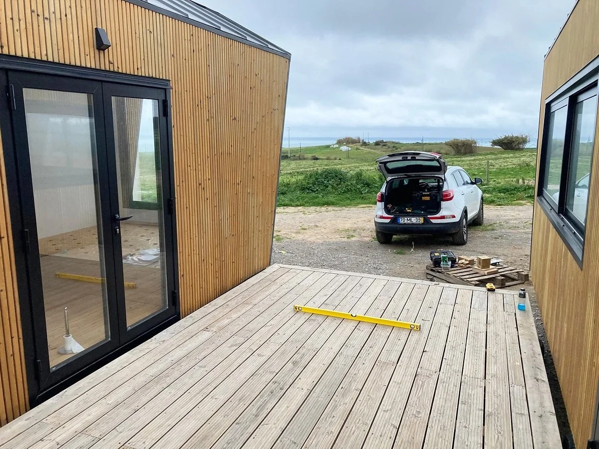 DECK PROJECT🪵🪵: built this deck between two tiny houses for a new ocean-view project! At the clients request, we reused wood from an old deck to make this happen 

PROJECTO DECK 🪵🪵: constru&iacute;mos este deck entre duas tiny houses para um novo