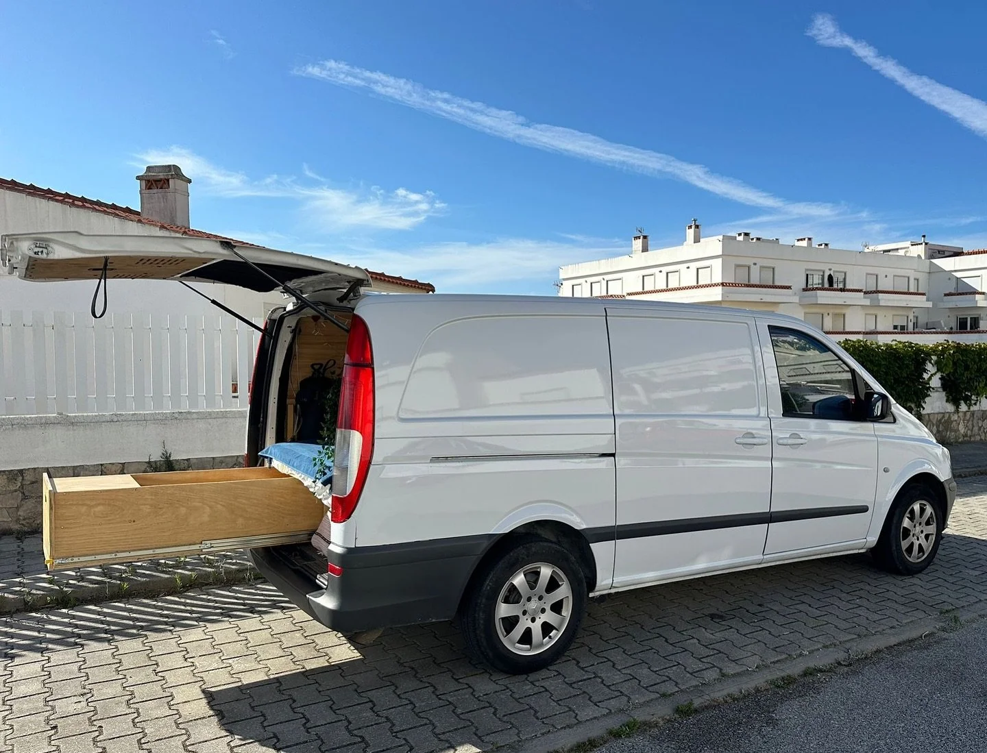 CAMPERVAN CONVERSION 🛏️: Campervan conversions, with a bed and lots of storage 

Convers&atilde;o de carrinha, com cama e muita zona de arrumos.

#vanlifeportugal #vanlifeportugal🚐 #campervanconversions #vanbuild #travelportugalbyvan