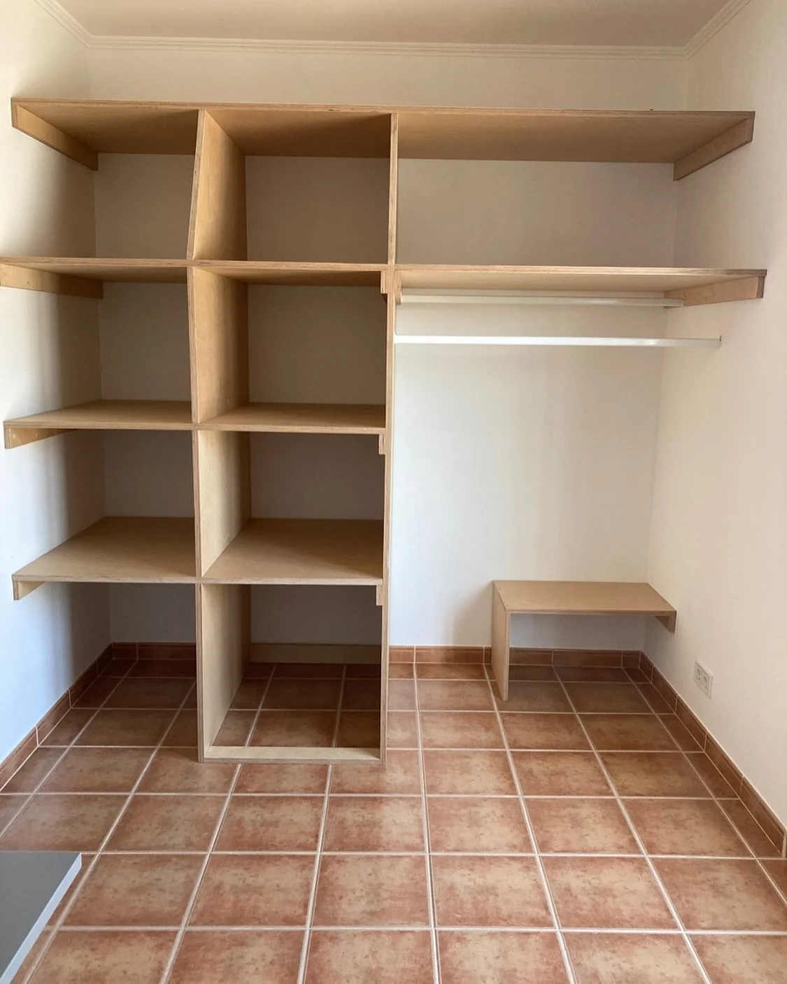 STORAGE PROJECT 🔨: Simple storage solution for a client that wanted a custom size storage unit for her office.

Uma solu&ccedil;&atilde;o simples de arrumos para uma cliente que queria medidas espec&iacute;ficas para um arm&aacute;rio no seu escrito