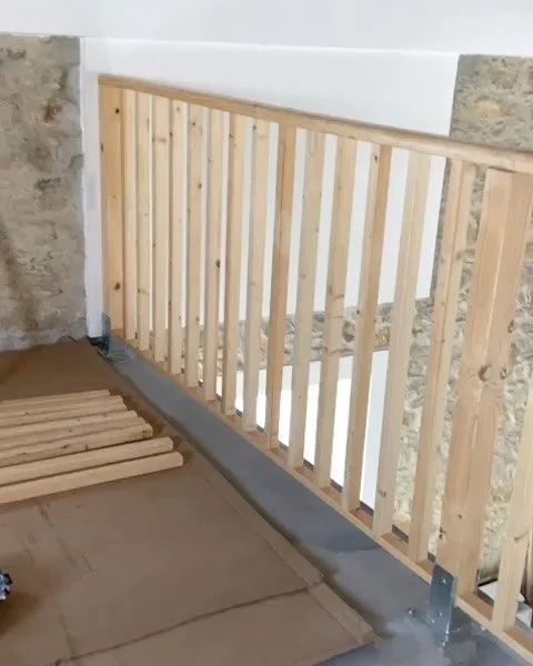 STAIR RAMP PROJECT ⚒️: Installation of a wood banister for an office near Ericeira.

Instala&ccedil;&atilde;o de um corrim&atilde;o em madeira num mezanino de um escrit&oacute;rio perto da ericeira. 

#woodworkportugal #carpenterlisbon #handymanlisbo