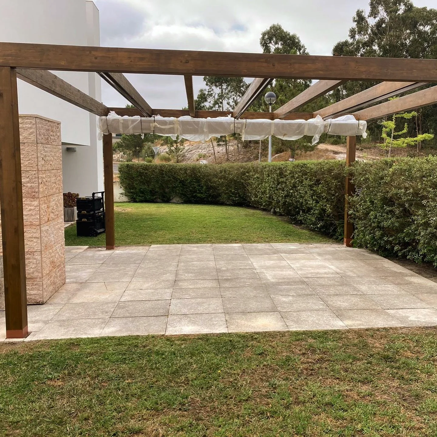 EN: One of my recent projects: gave this wooden pergola a full refresh! 💪
Replaced the 4 posts, filled in all the cracks, and finished it off with a fresh coat of varnish to protect and bring out the wood&rsquo;s beauty.
Turned out awesome 🔥

PT: U