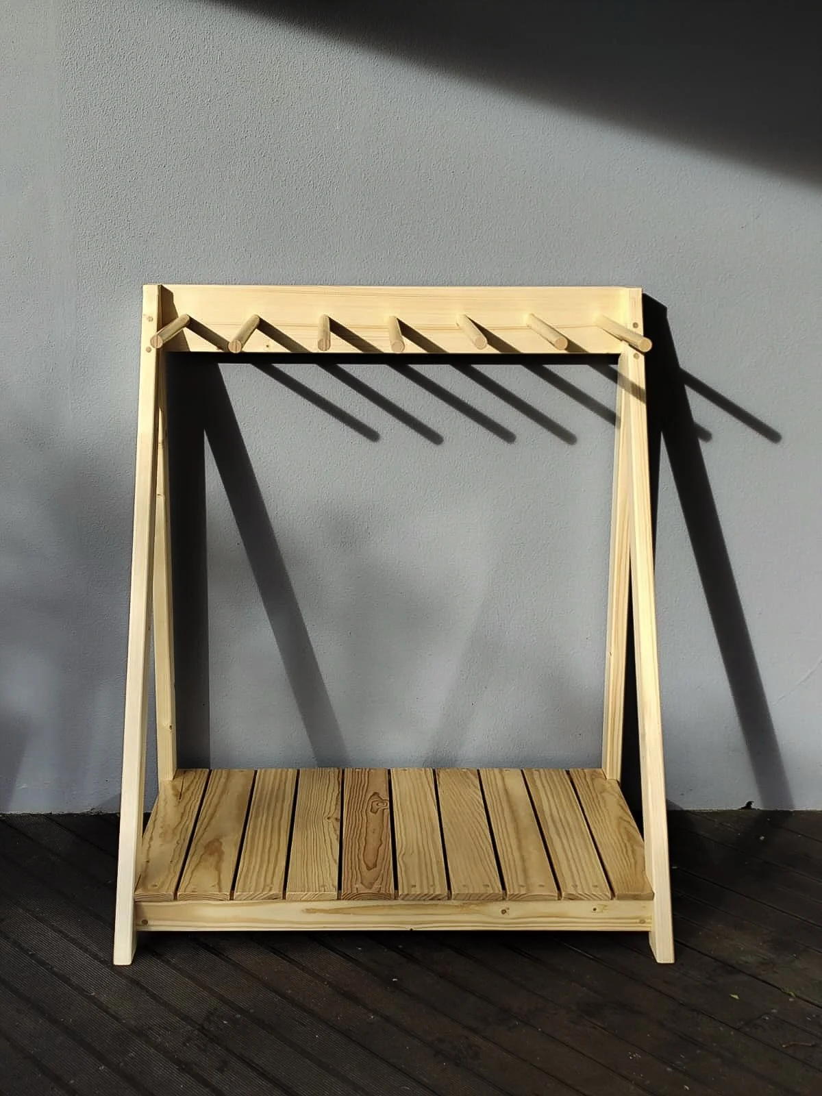 Surfracks for sale 🏄
This model fits up to 6 boards.

Customization available to fit your space and needs
DM for more details

#surfracks #surfrackwood