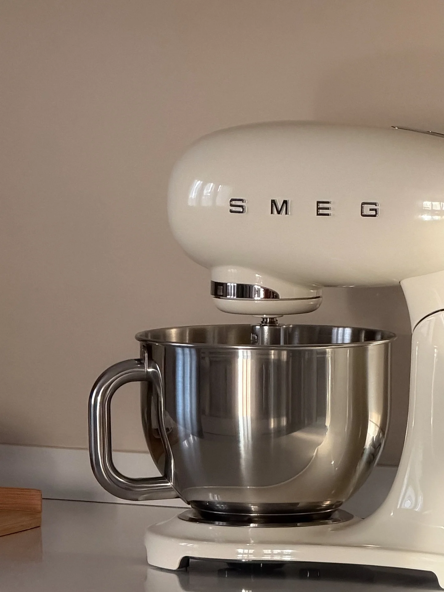 At home, lately 🤍

#smeg #february #slowmornings