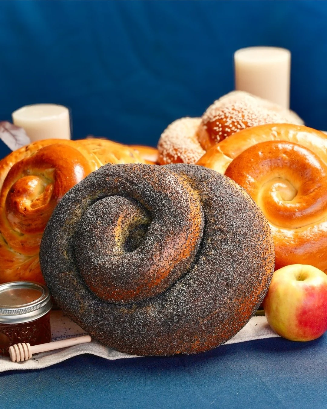 Tonight marks the beginning of Rosh Hashanah, and our friends at @rosenbergsbagel are ready to help you celebrate the sweet New Year!

From their perfectly round challahs (because circles = continuity) to honey cakes and apple &amp; honey babkins, th