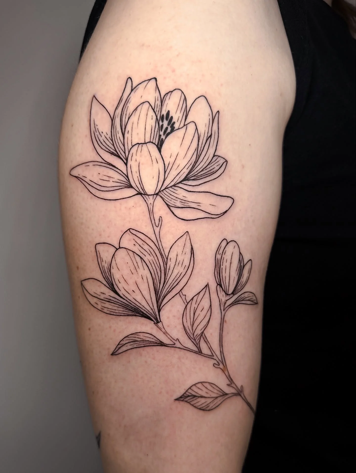 Magnolias are such beautiful flowers. 
Magnolia etched tattoo for an old client, thank you! 🙏🏽