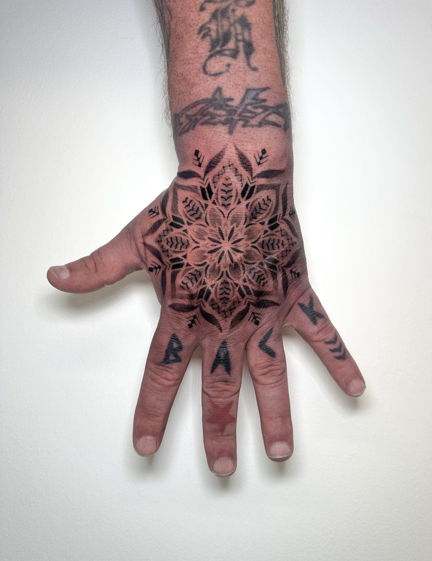 Got to tattoo a Palestine mandala with kuffeya patterns in the shapes!
Always remember 🆓 🍉 and 🖕 🧊