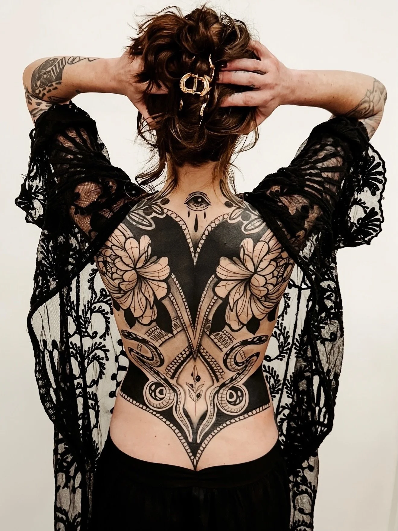 Finished this coverup back piece on the lovely Ashley! The coverup is on the last slide! ✨