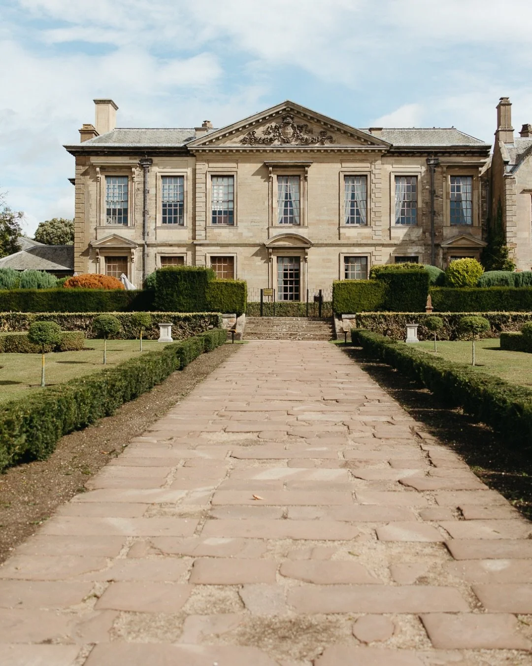 I&rsquo;ve been daydreaming about being back in Europe for wedding season. My childhood best friend tied the knot here at @coombeabbeyhotel last fall and it felt like something out of Bridgerton. The perfect setting&mdash;peaceful and elegant&mdash;f