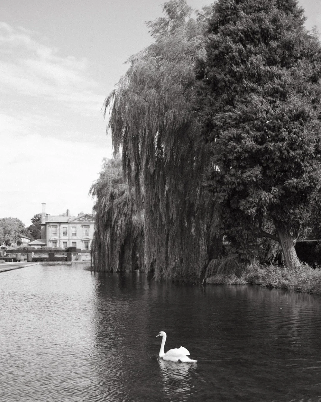 Spring is in the air and it has me daydreaming of exploring new places. I always start feeling the pull to travel this time of year. Thinking back to this gorgeous wedding venue in England that we had the pleasure of visiting last year &hearts;️ What