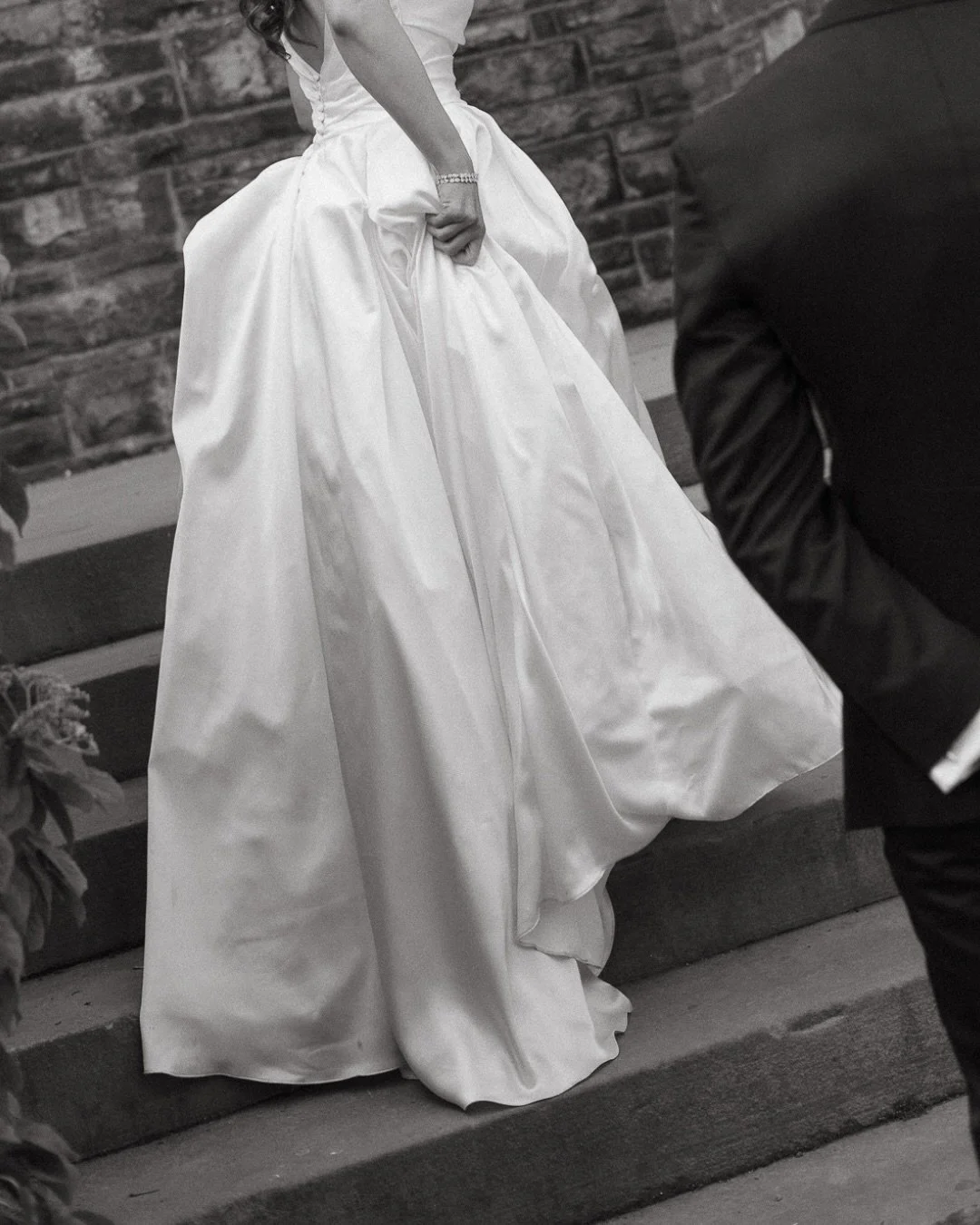 The wedding dress as a main character in the story. 

I&rsquo;ve never met a wedding dress that didn&rsquo;t have its own personality. And I love them all 👌

Frames from Nick and Georgia&rsquo;s wedding day at Casa Loma, second shooting for @cassiec