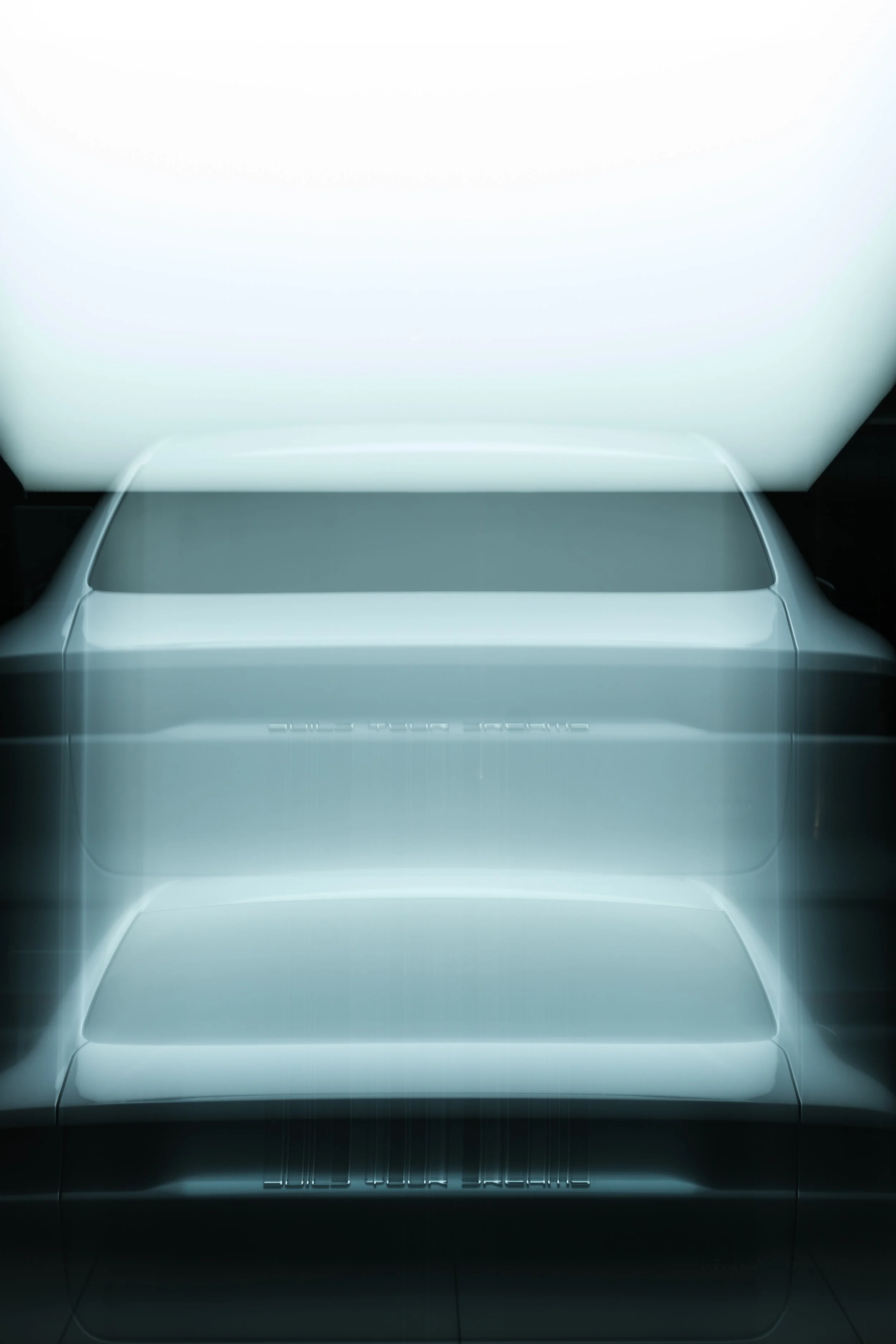 Ein futuristisches, silbernes Auto vor einem hellen Hintergrund, teilweise reflektierend auf dem Boden.