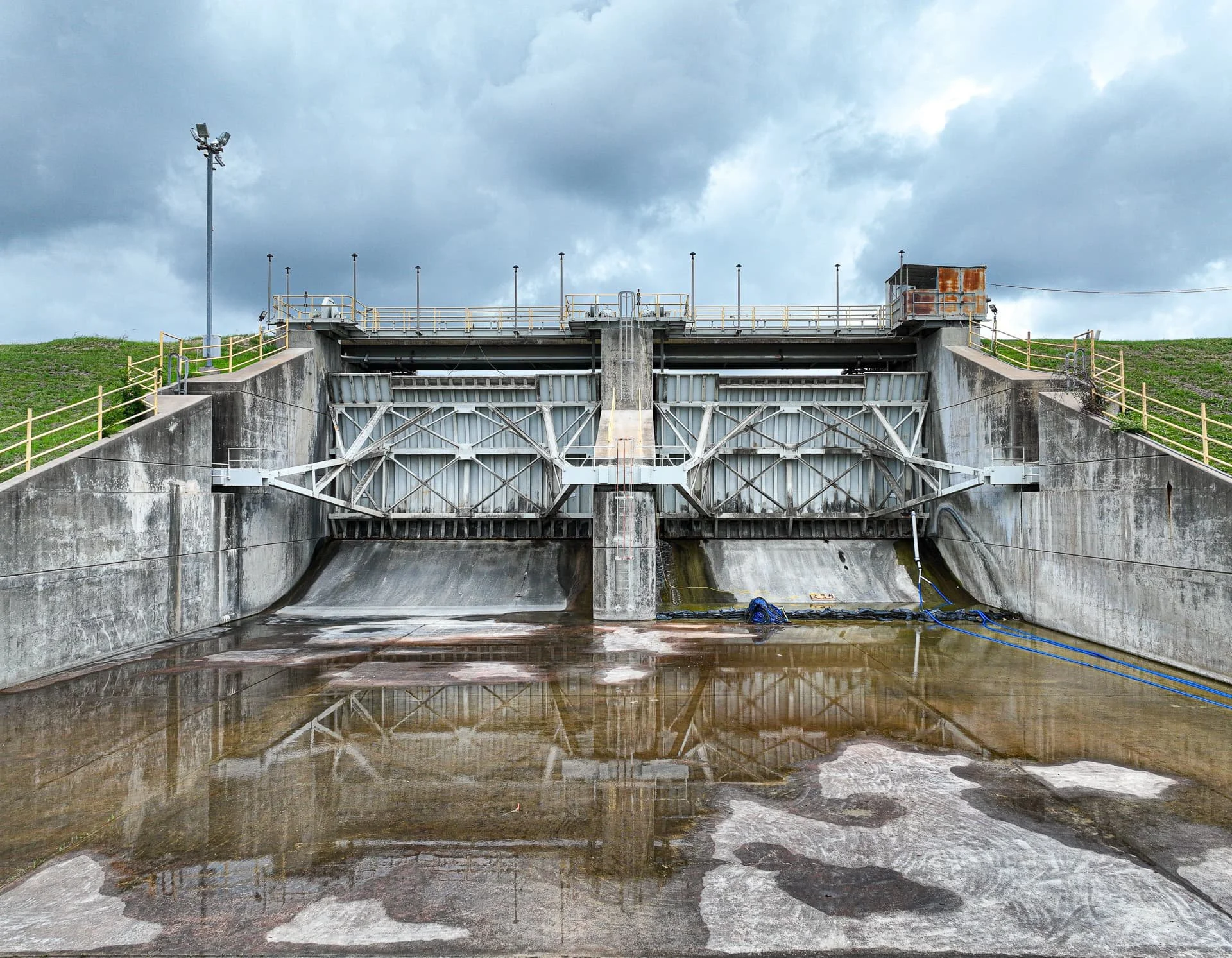spillway-decker-dam-inspection-tainter-gate.jpg