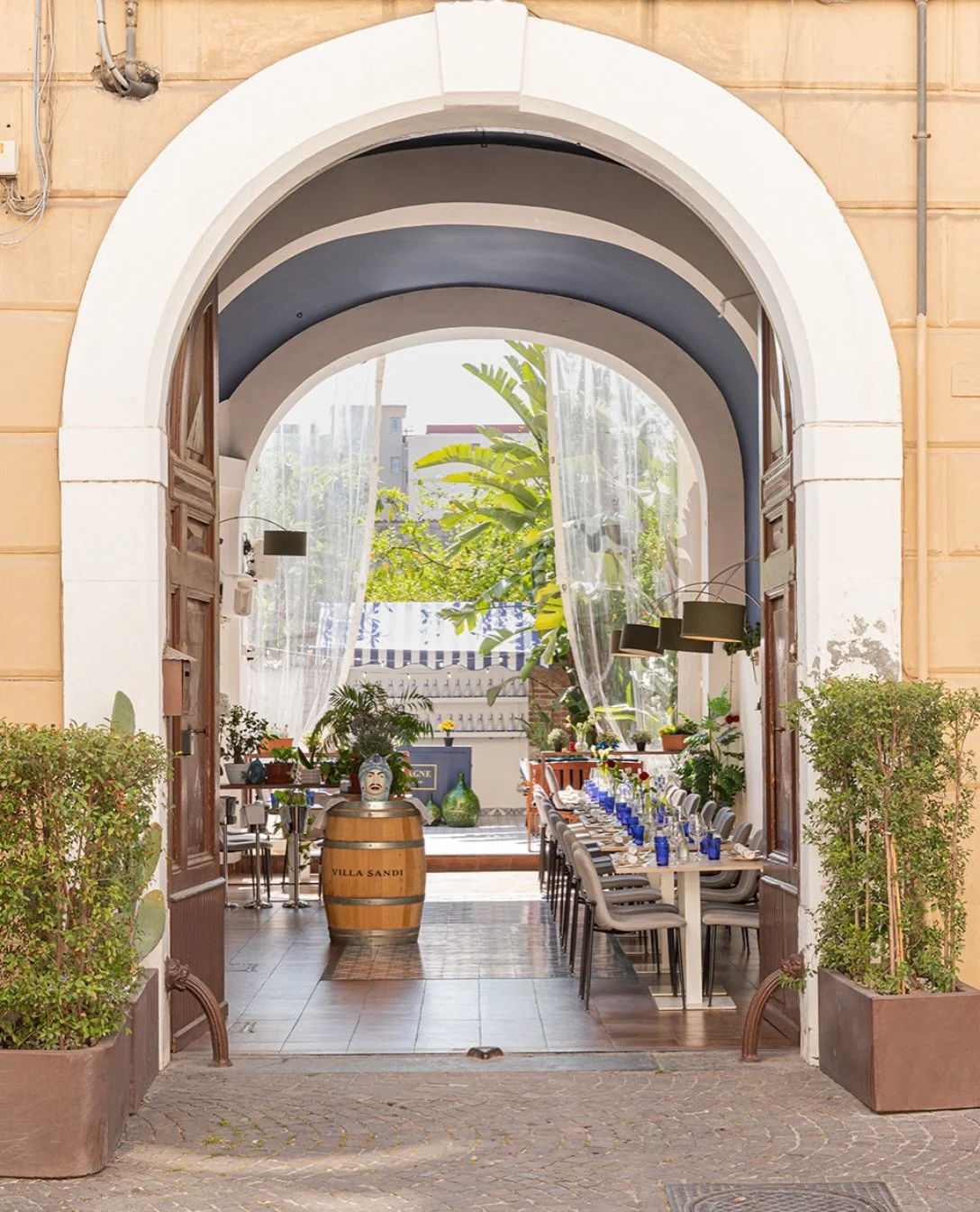Every great meal starts with an entrance. 🌿✨

Your table is waiting at Giulia&rsquo;s! 💙

📍 Via Sacra 40, Pompei, 80045
🍽️ Book via the link in bio
📞 (+39) 081 278 3640