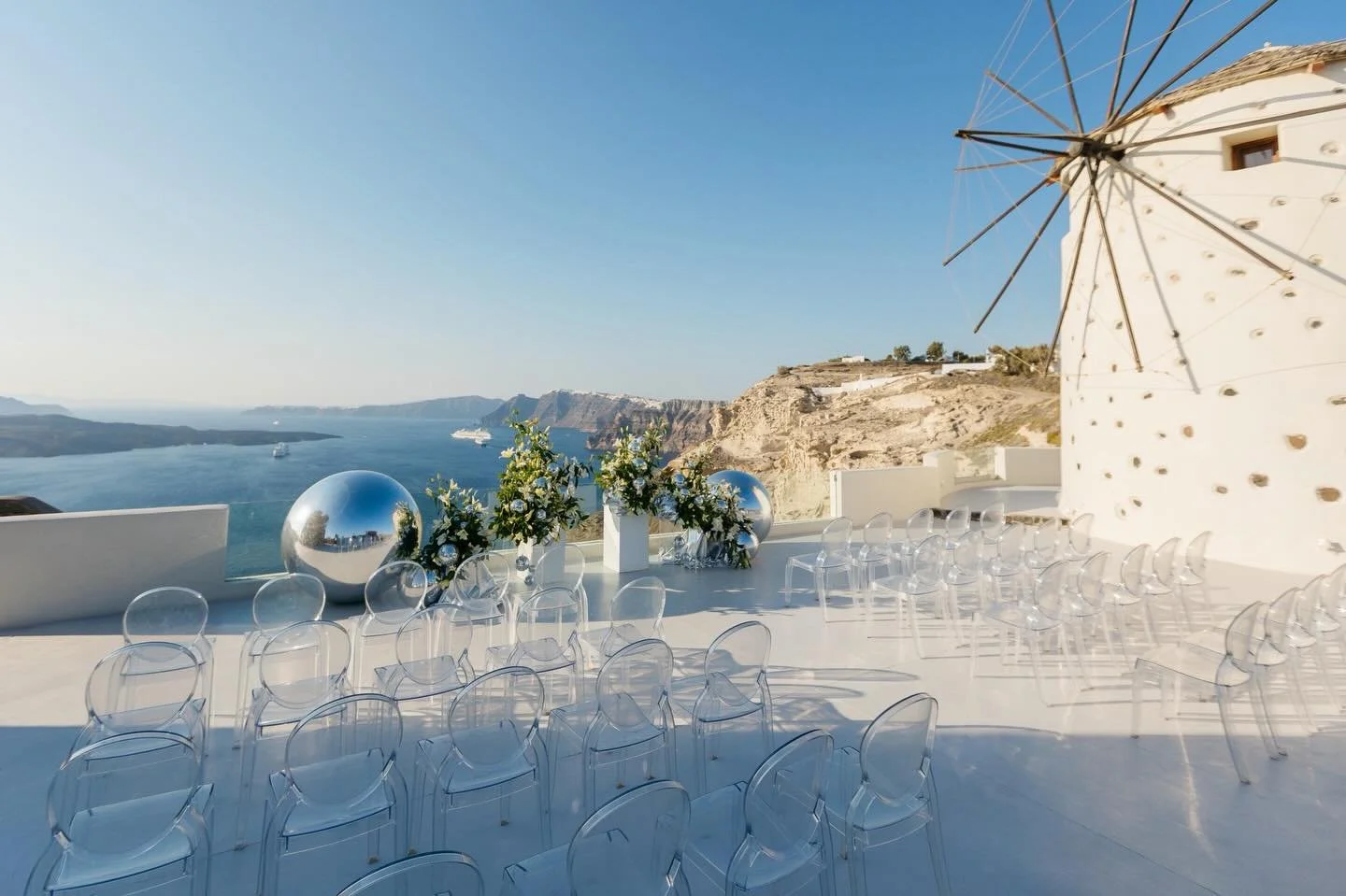Could a wedding setup channel Studio 54? Absolutely! 🪩

Reflective tables, sculptural florals and mirror balls catching the light. We absolutely sip stunning views and love stories that knows how to dance. 🪩

&spades;️ Backed by the best:
@santorin