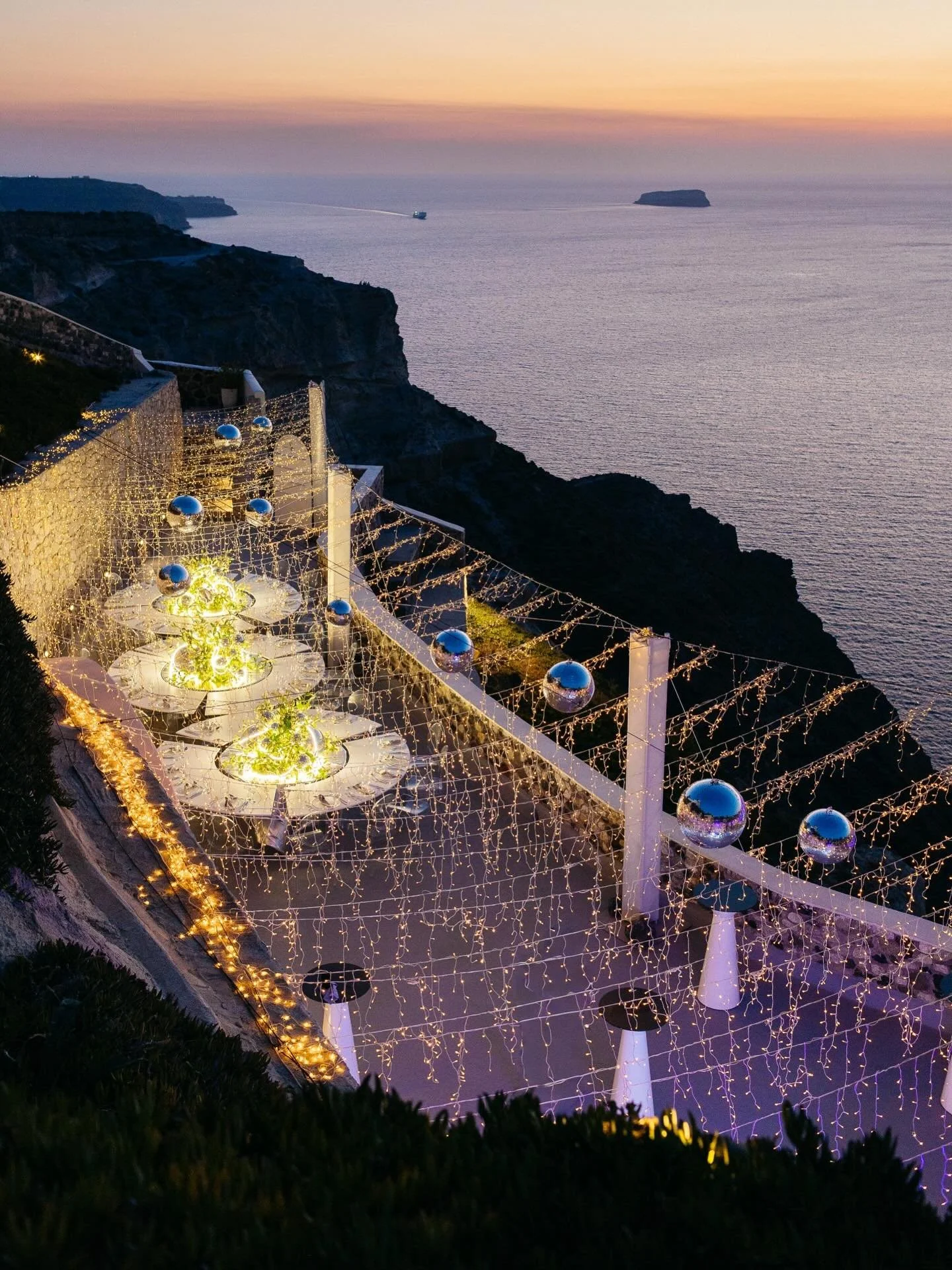 Disco balls over the table, candlelight in the air, champagne flowing and a catering moment that stoles some of the show.🪩

Nights like this are where joy meets precision. Every detail - from the lighting to the last dessert - is intentionally curat