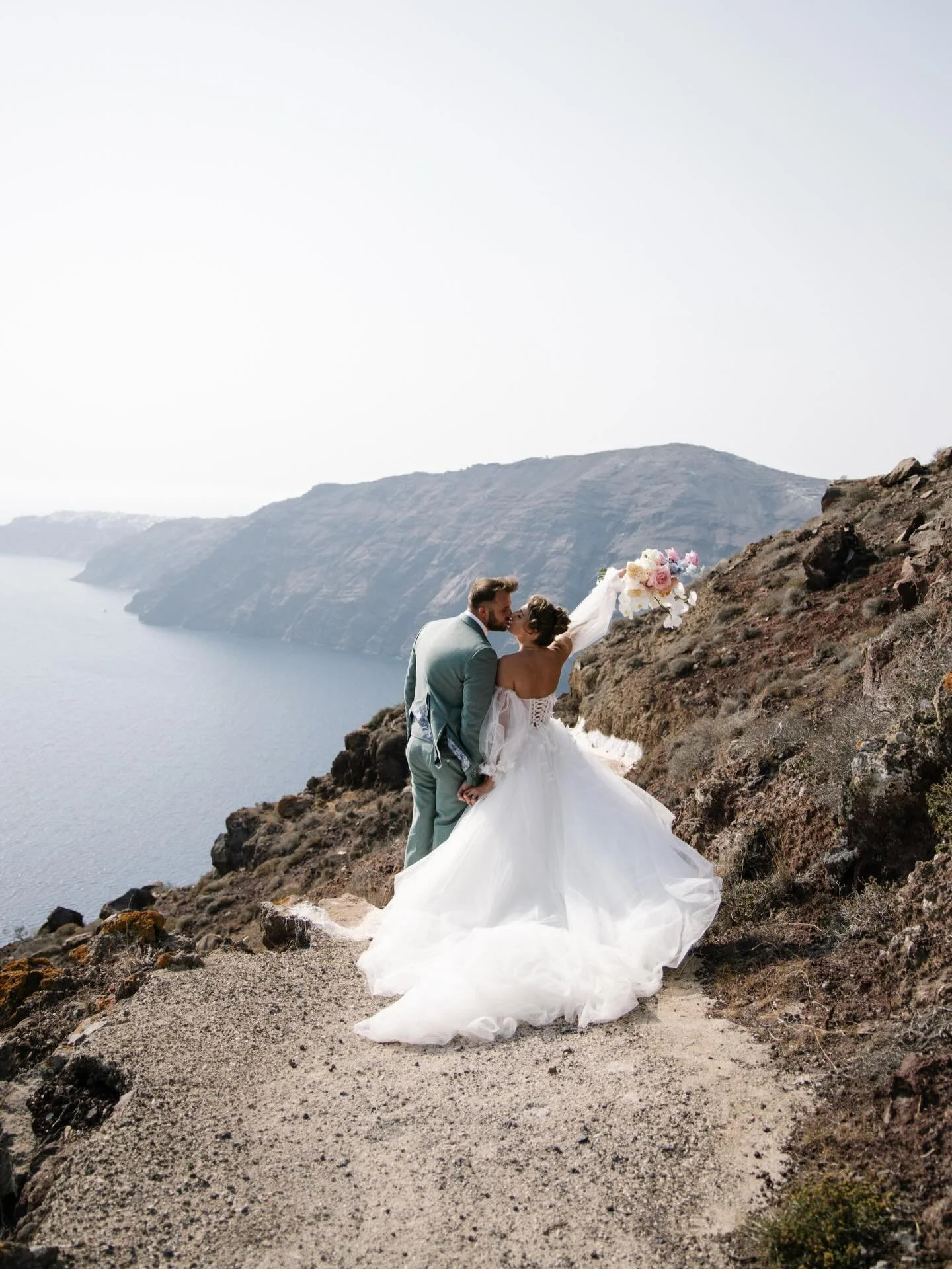 When timeless love meets iconic landscapes. 💐

📸 Moment captured by @evarendlphotography, holding flowers from @shadesofflowers.santorini and glowing by the hands of @juliapopovamuah.

#santoriniweddings #destinationweddings #weddingsingreece #ever