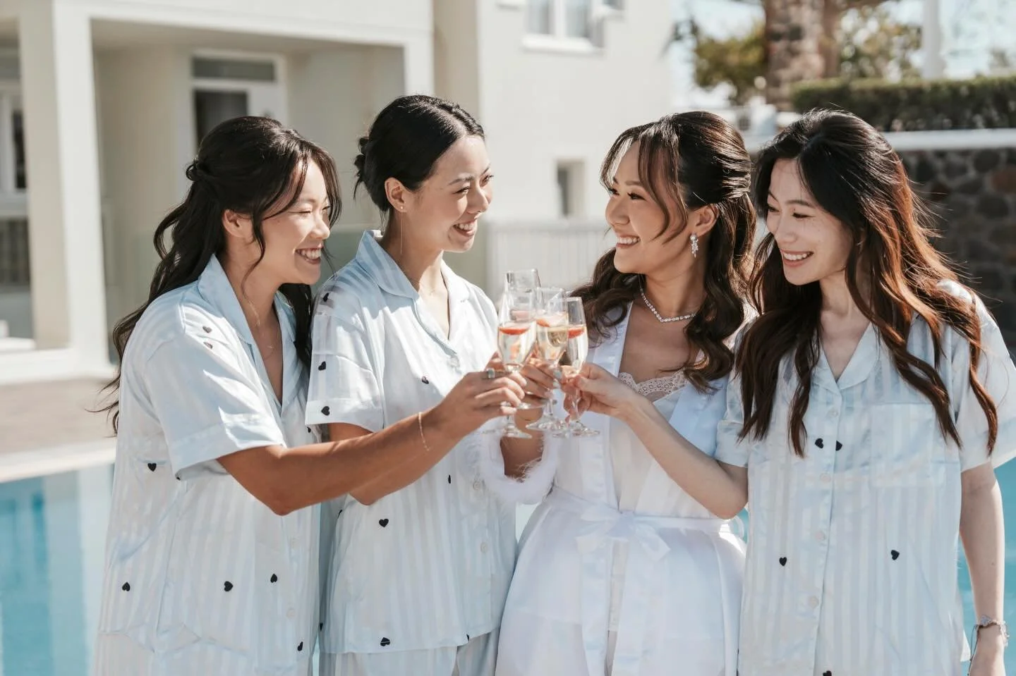Before the dress and before the aisle, while cold champagne keep coming. 🥂 Love a moment straight out of an editorial! 

📸 Moment captured by @lighthousephotography_gr at @santorini_gem with bridal glam from @juliapopovamuah.

#santoriniweddings #d