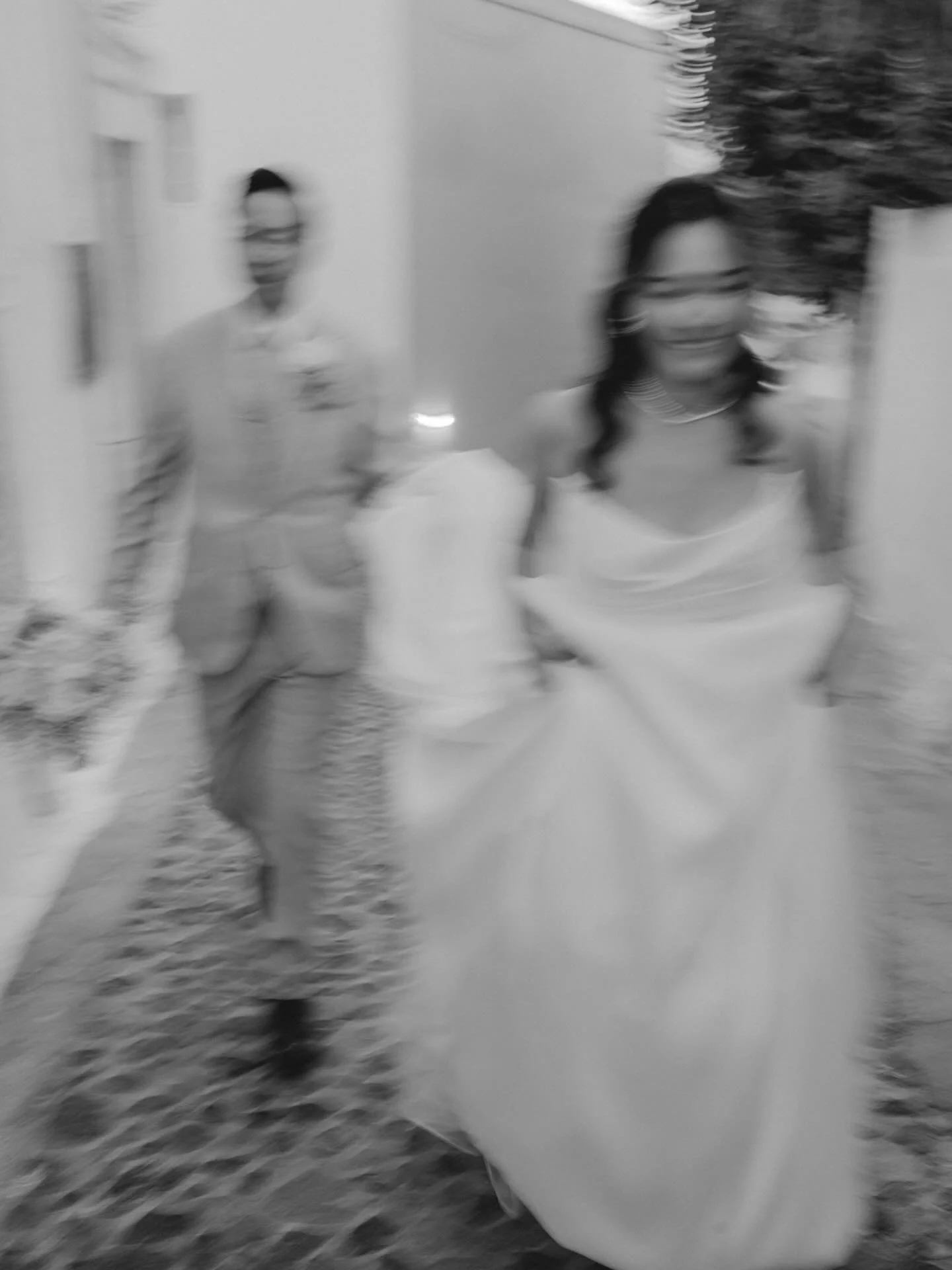 Blurry moments, crystal-clear love. 🤍

📸 Moment captured by @lighthousephotography_gr.

#santoriniweddings #destinationweddings #weddingsingreece #everafterdayssantorini #stefaniakalokairinou