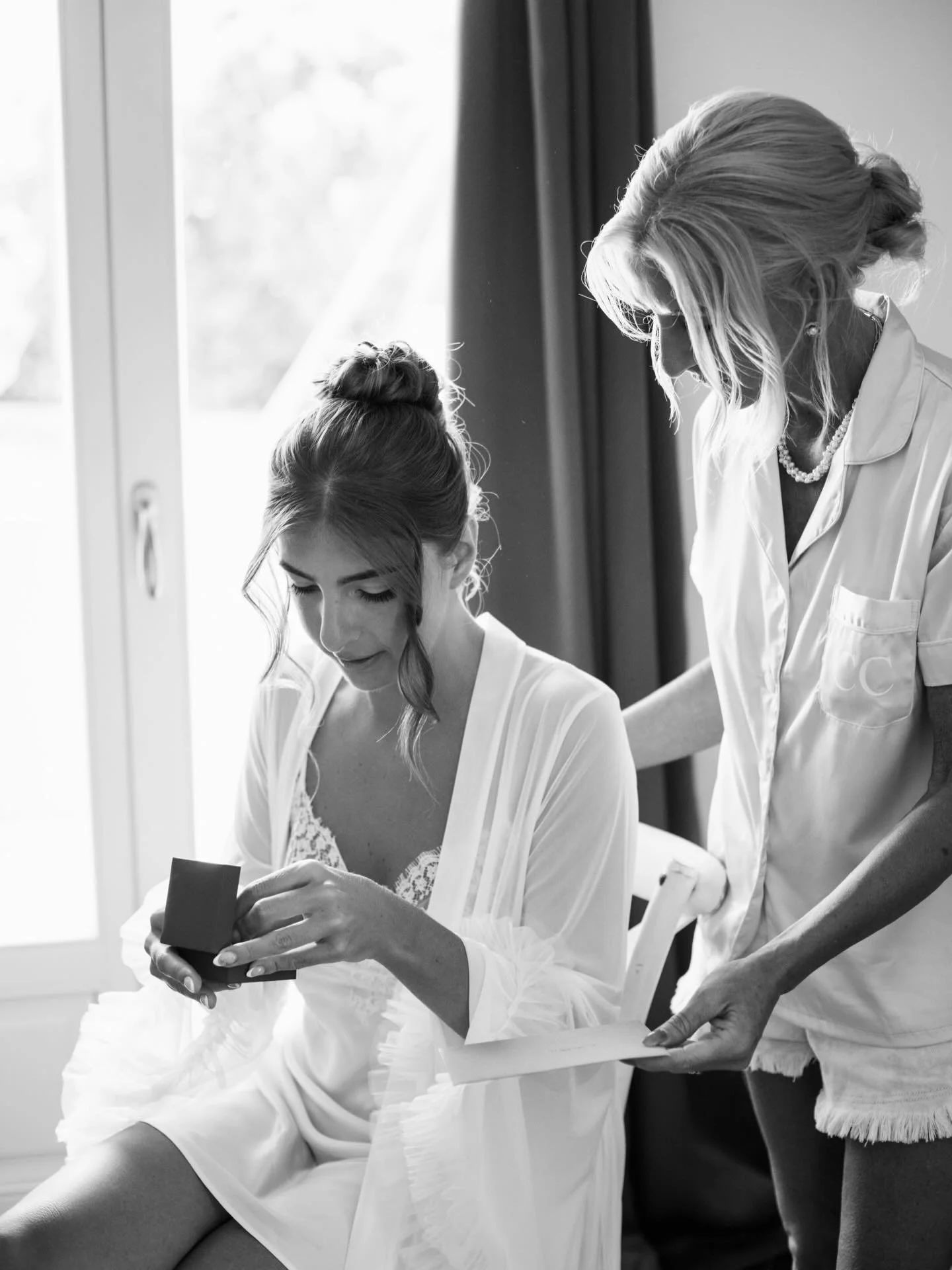 Almost a bride and always her mother's daughter. An everything moment. 🤍

#santoriniweddings #destinationweddings #weddingsingreece #everafterdayssantorini #stefaniakalokairinou